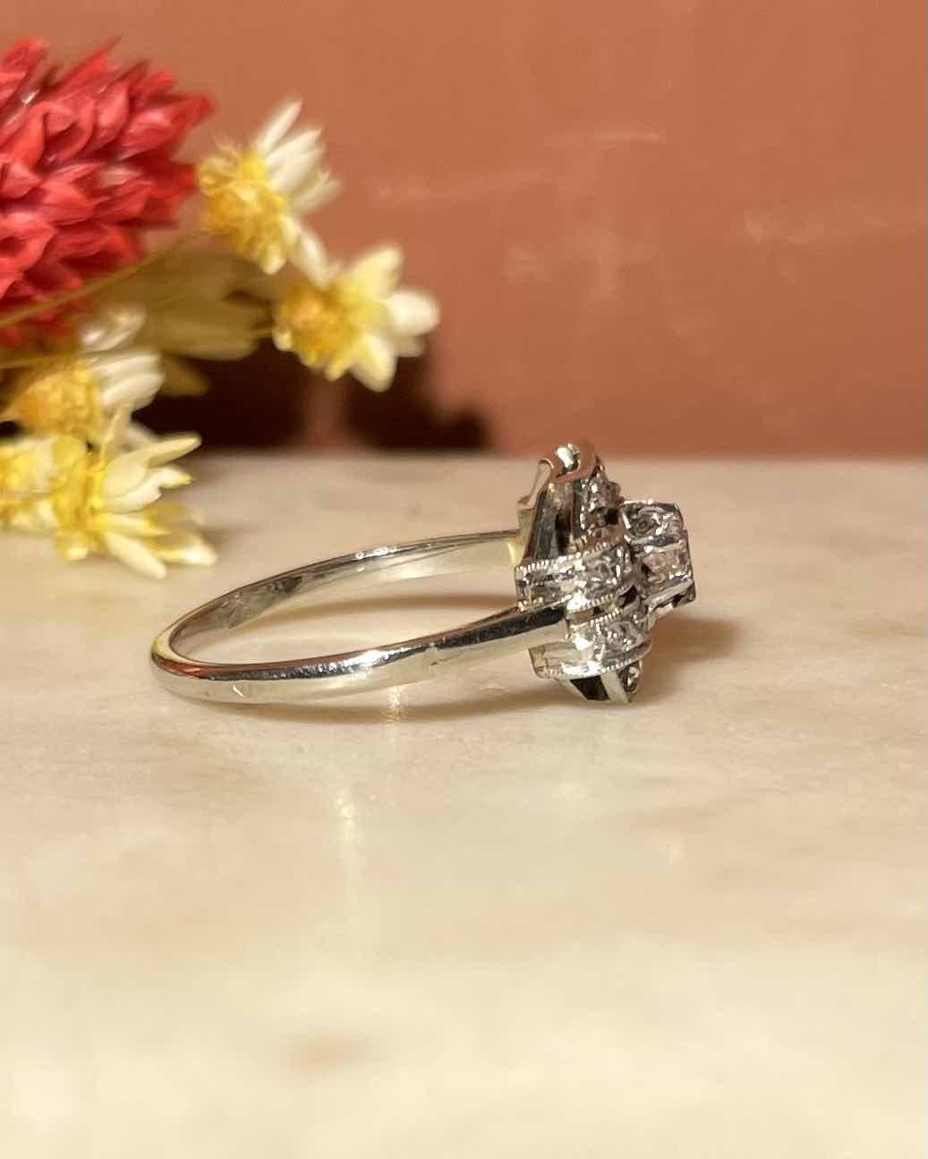 Anillo Art Déco de 17 diamantes "Genevive"