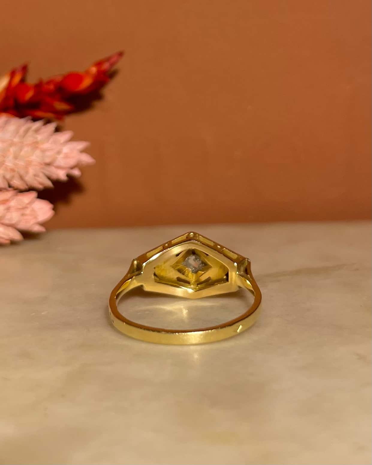 Anillo Art Déco de diamantes con diseño de tanque "Zephyra"