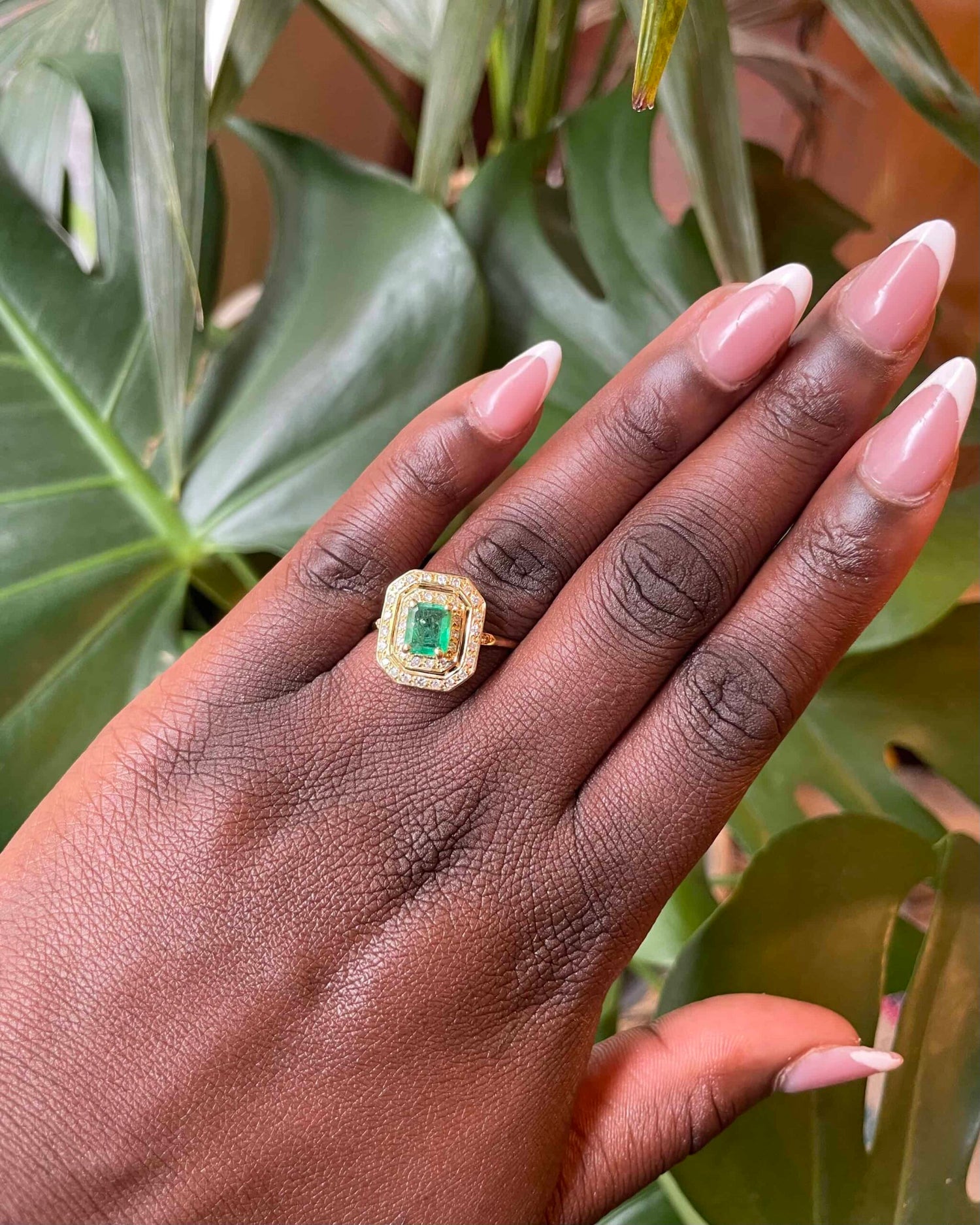 Anillo Art Déco "Mayze" de 1 quilate con esmeralda y 38 diamantes