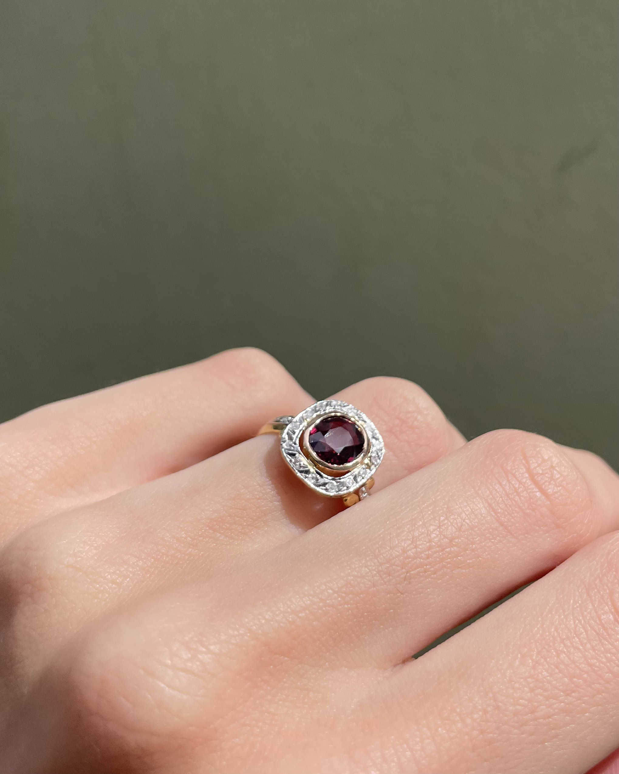 Bague Art-Déco Grenat 1.10 carat et Diamants "Birdie"