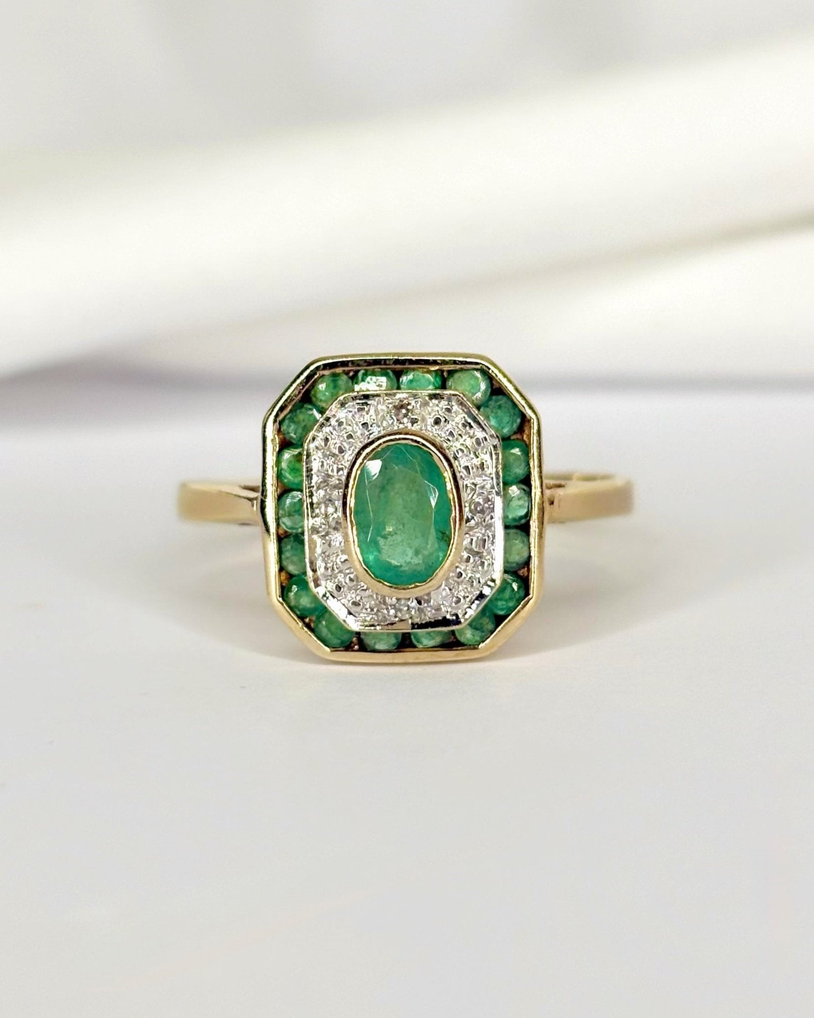 Bague Art Déco Émeraude 0.62 carat & Diamants "Elena" - Elliade Paris