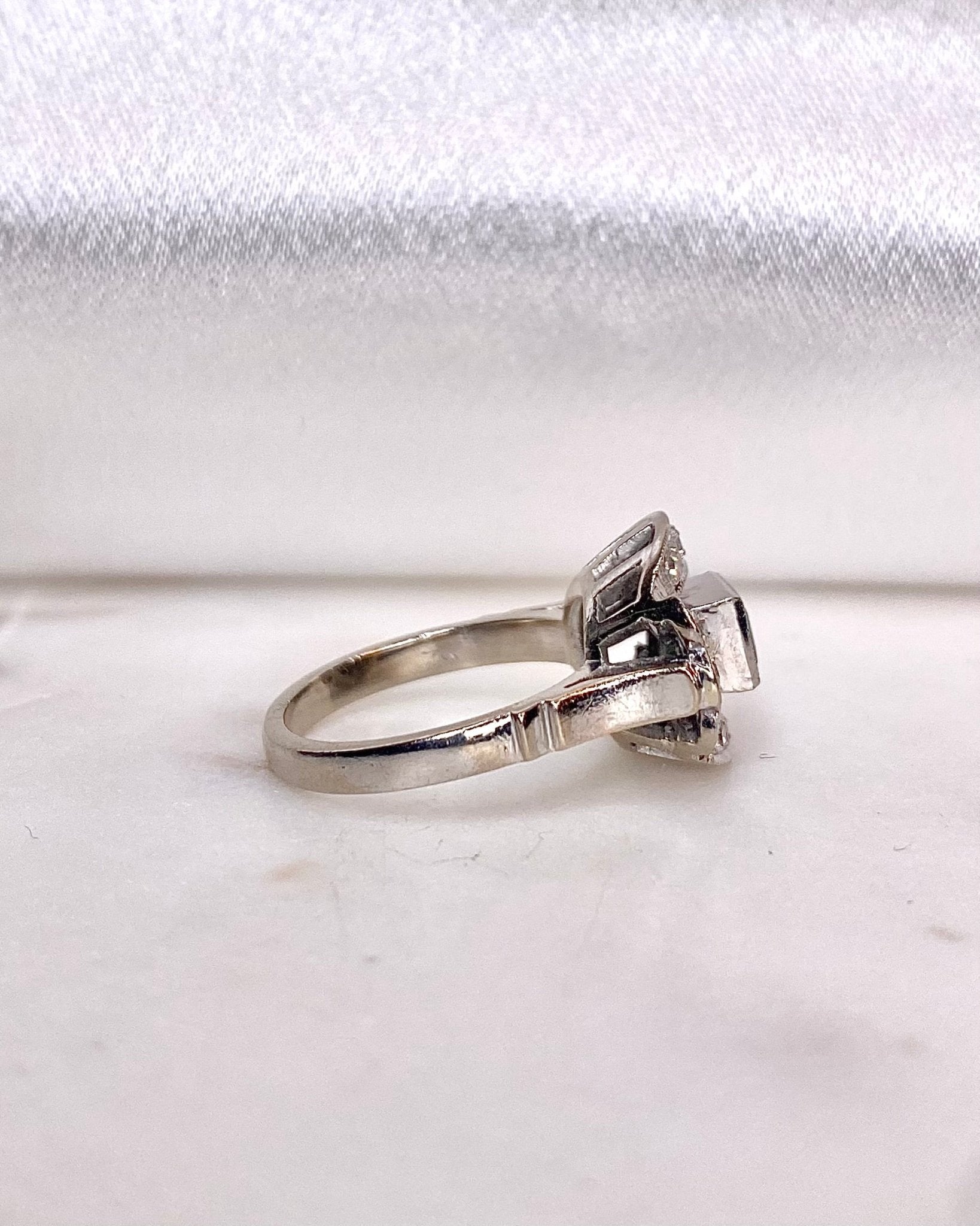 Bague Art - Déco Emeraude 0.70 carat & Diamants "Agathe" - Elliade Paris