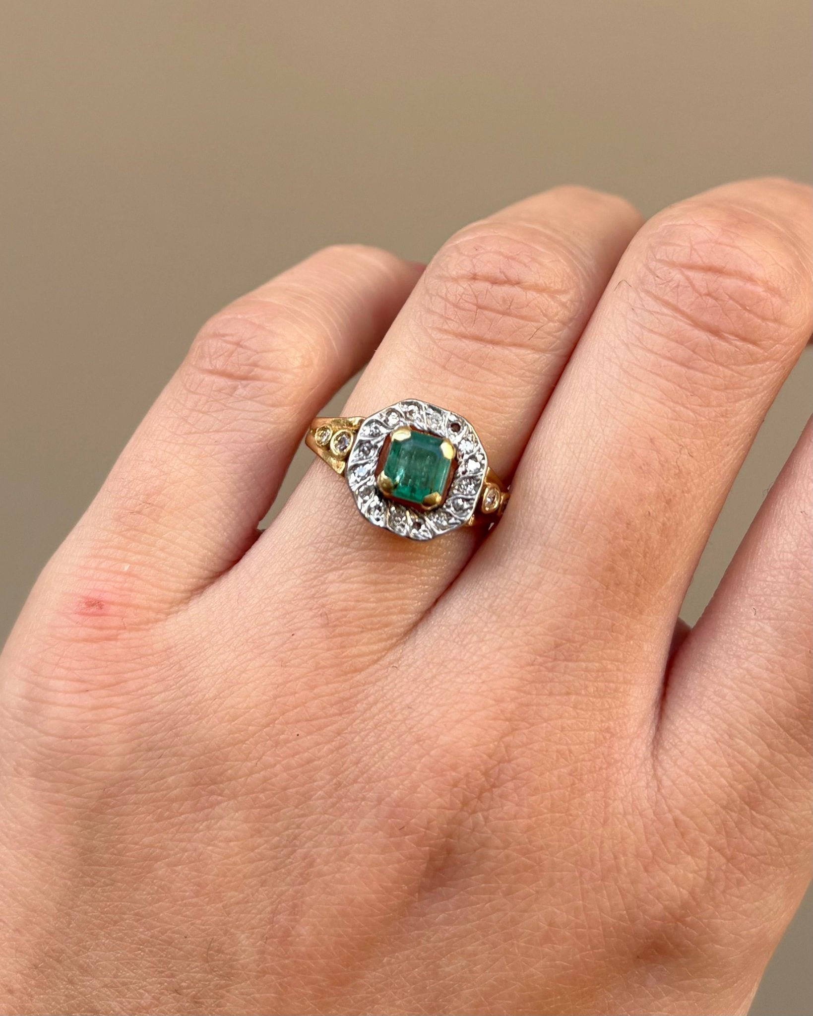 Bague Art Déco Émeraude 0.75 carat & 20 Diamants "Aneia" - Elliade Paris