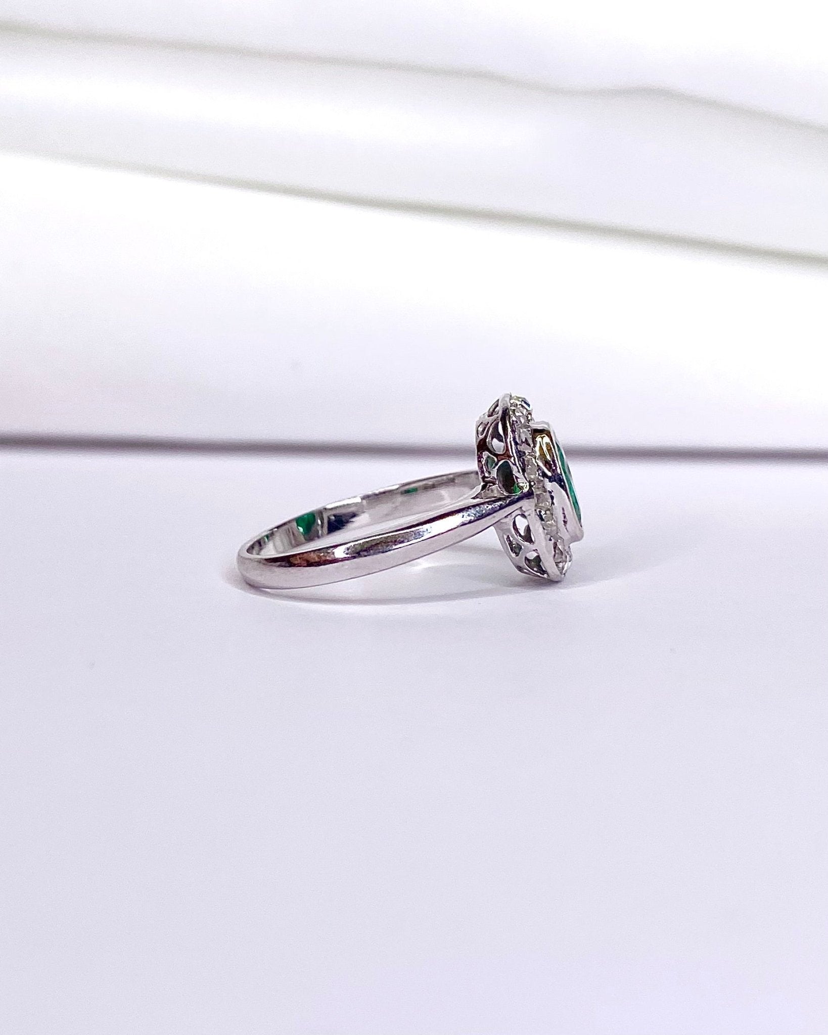 Bague Art - Déco Émeraude 0.95 carat & Diamants 0.20 carat "Linda" - Elliade Paris