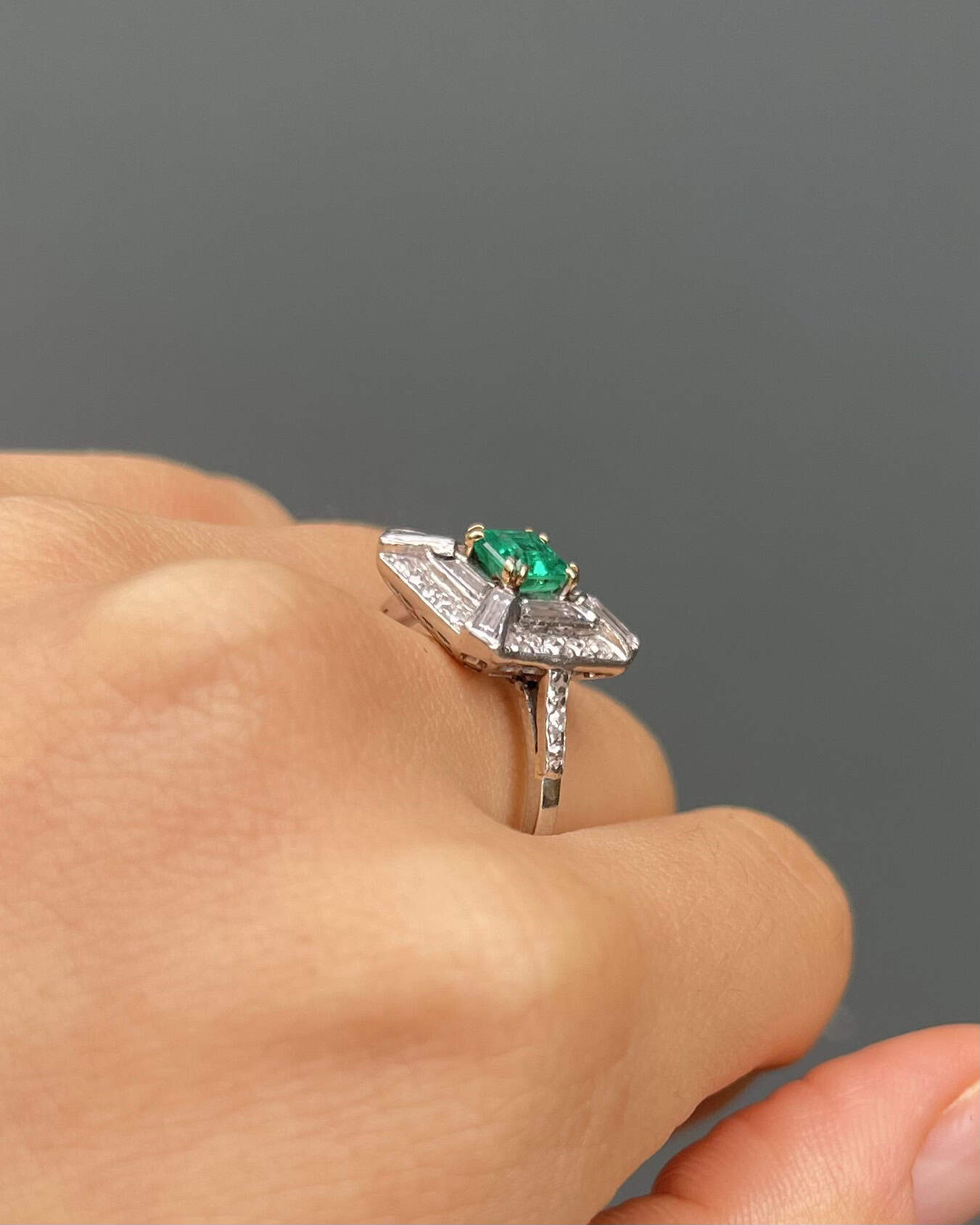 Bague Art - Déco Emeraude & 34 Diamants 0.84 carat "Anthéa" - Elliade Paris