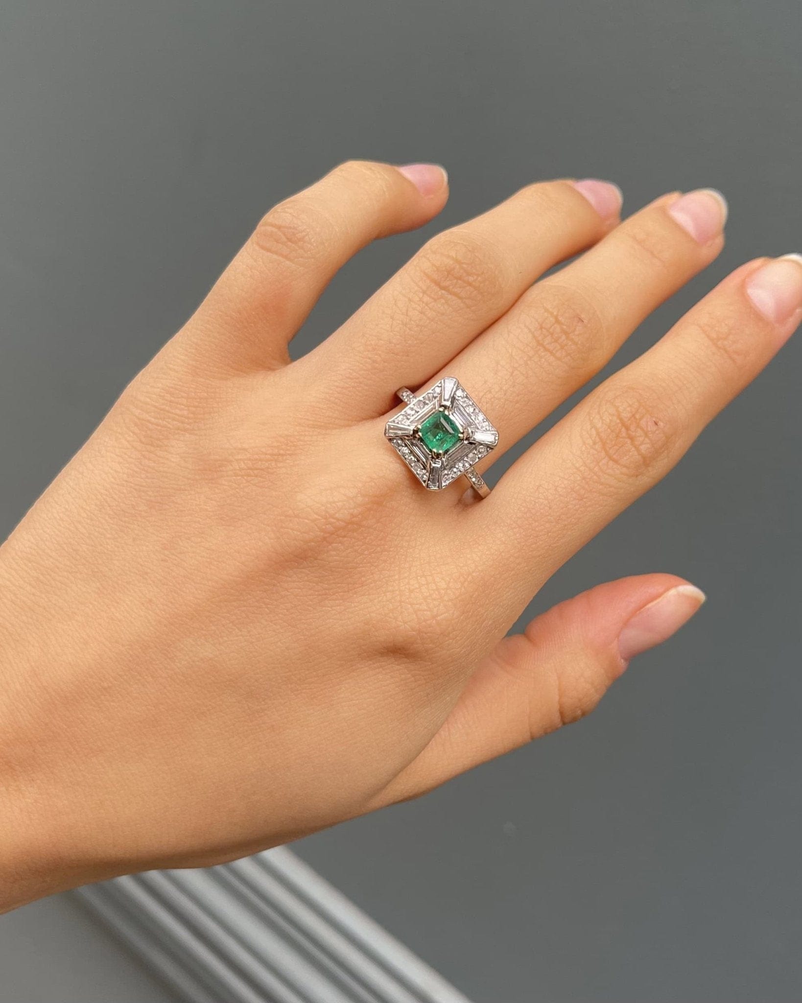 Bague Art - Déco Emeraude & 34 Diamants 0.84 carat "Anthéa" - Elliade Paris