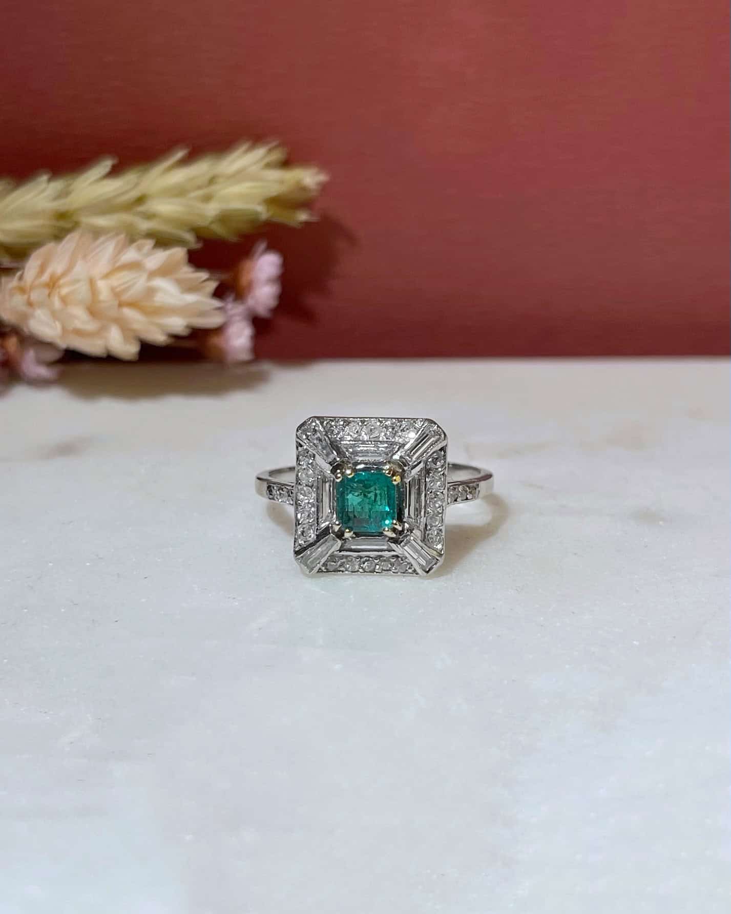 Bague Art - Déco Emeraude & 34 Diamants 0.84 carat "Anthéa" - Elliade Paris
