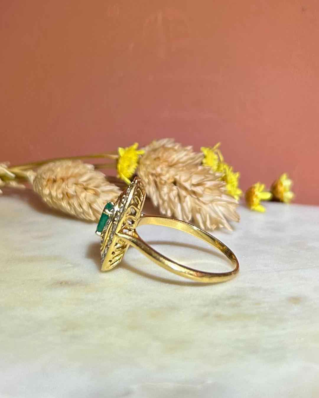 Bague Art - déco Émeraude & 40 Diamants "Victoire" - Elliade Paris