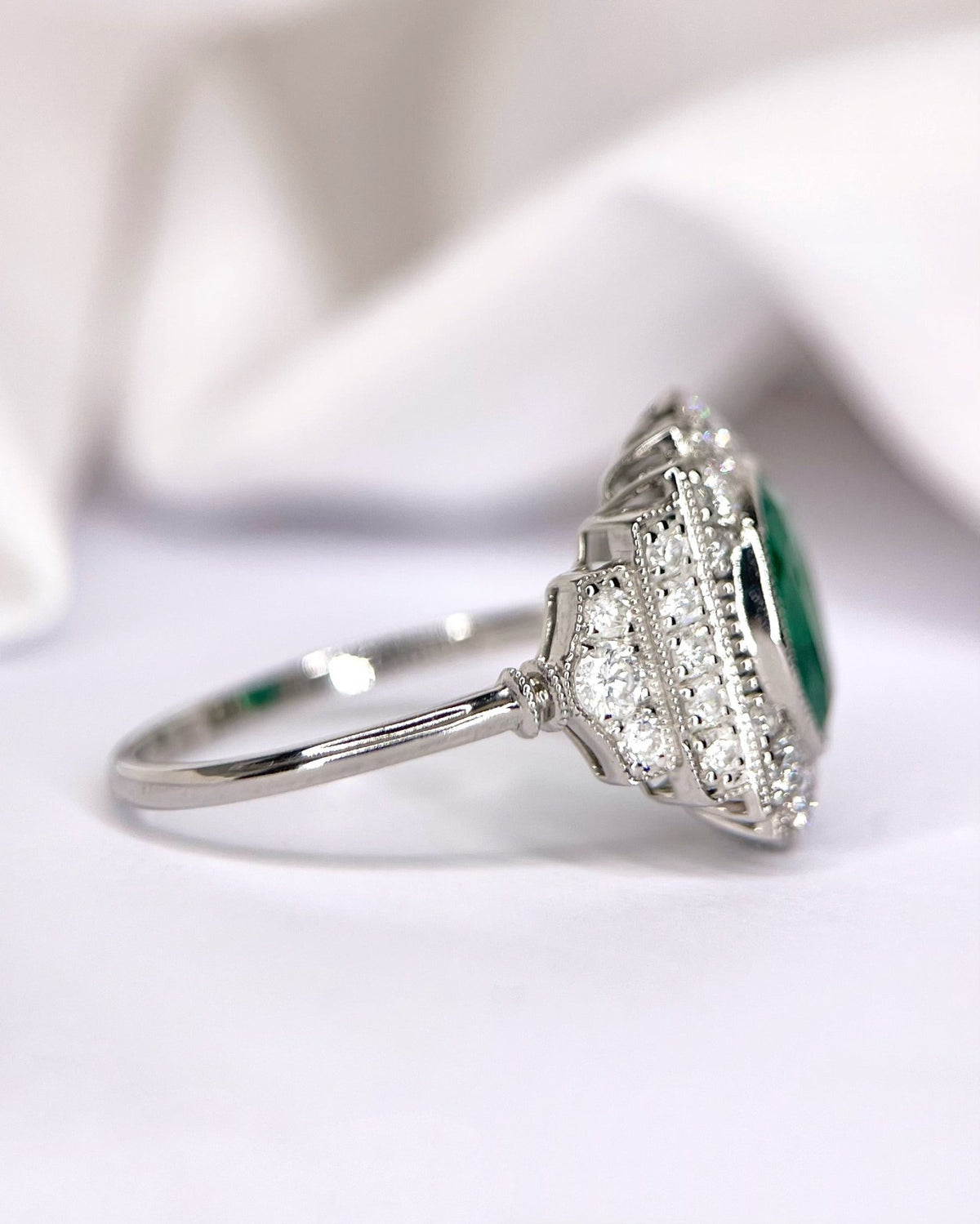 Bague Art-Déco Émeraude Colombienne 1.65 carat & Diamants 0.72 carat "Tamara" - Elliade Paris