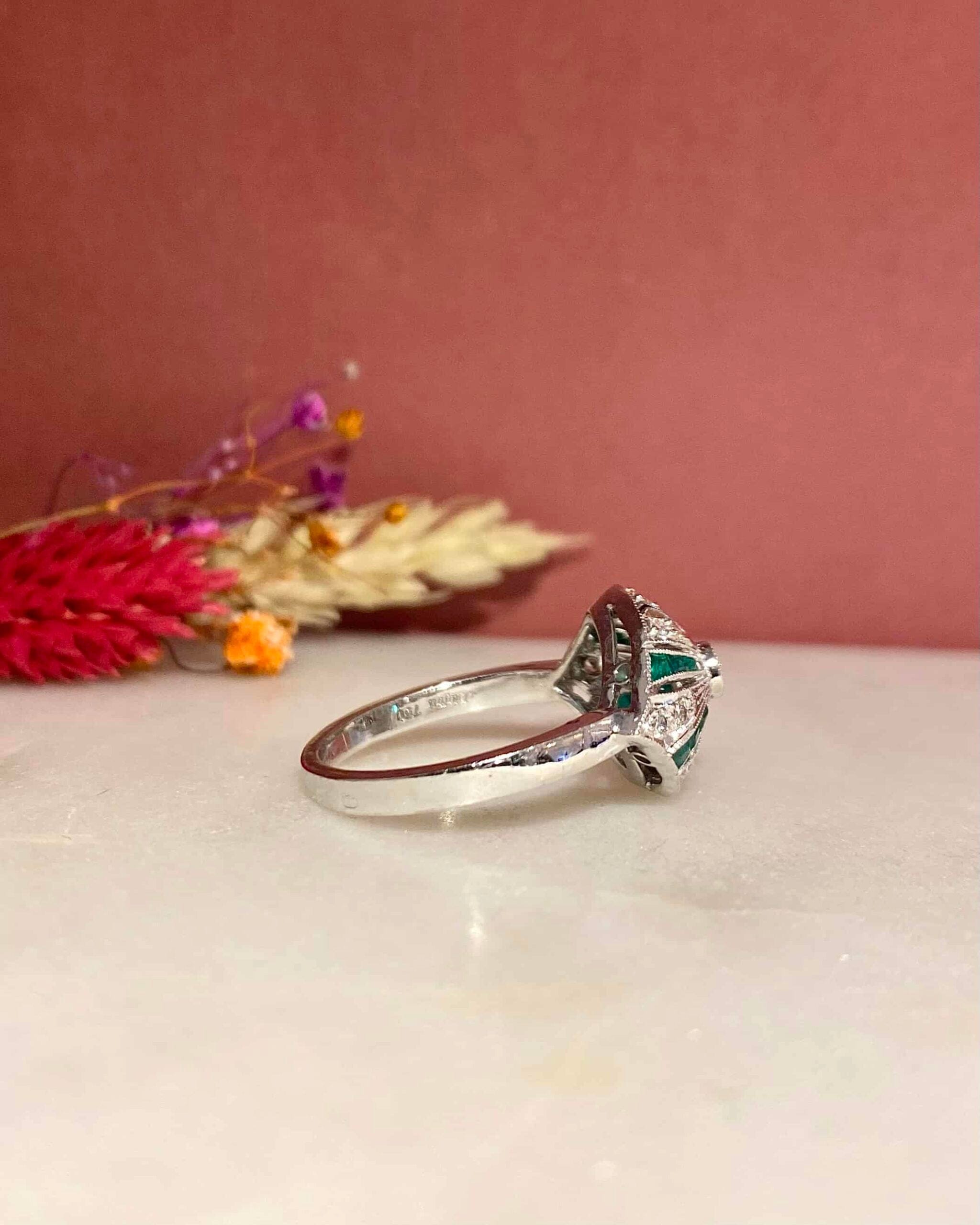 Anillo estilo Art Déco con 12 esmeraldas y 17 diamantes "Verónica"