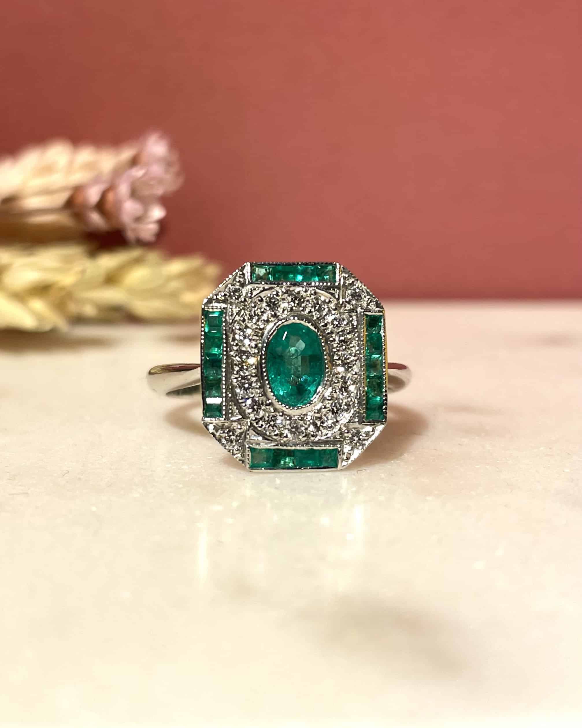 Bague style Art-déco Émeraudes 0.68 carat et Diamants "Adaya"
