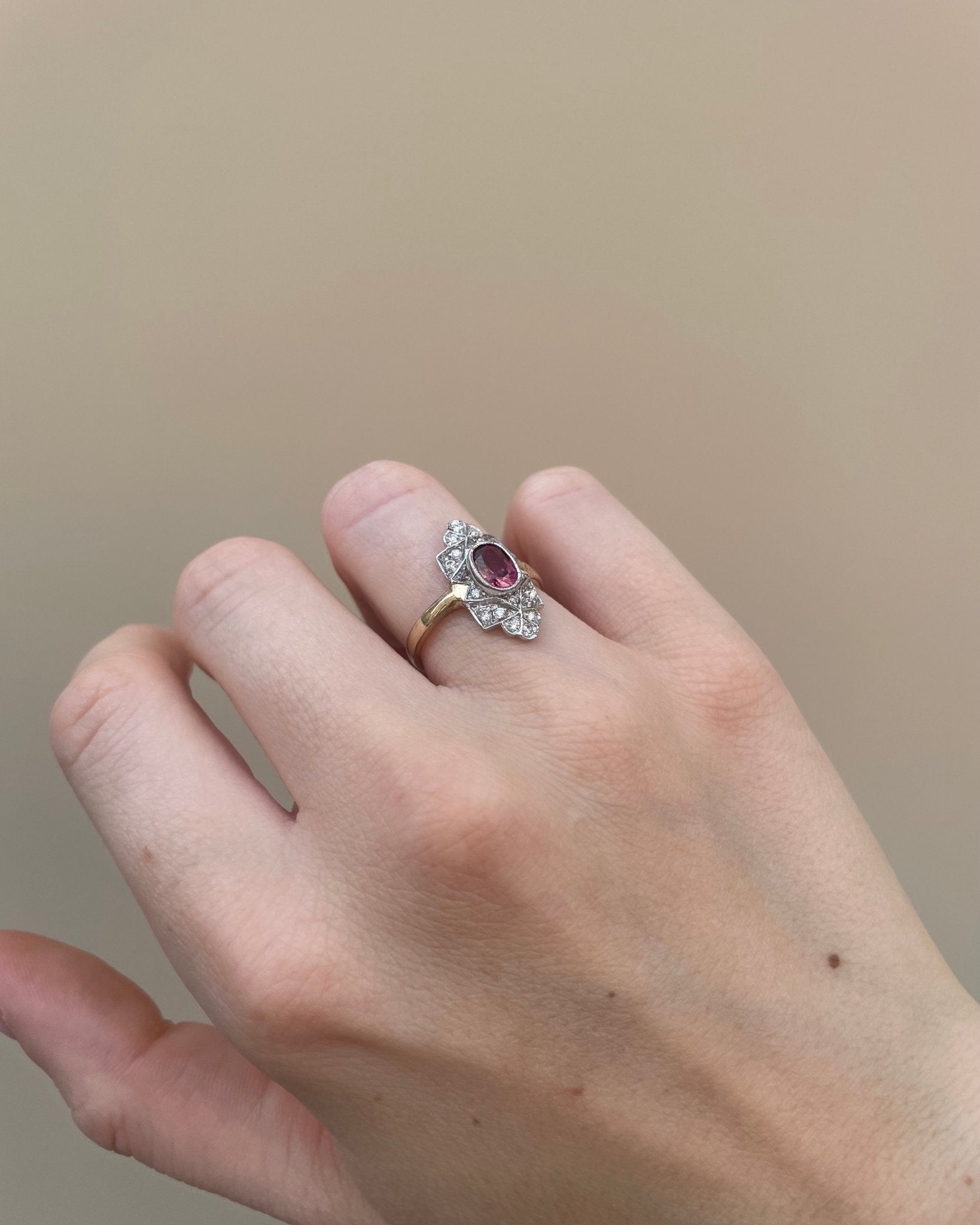 Bague Art - Déco Grenat 1.10 carat & Diamants "Priscille" - Elliade Paris