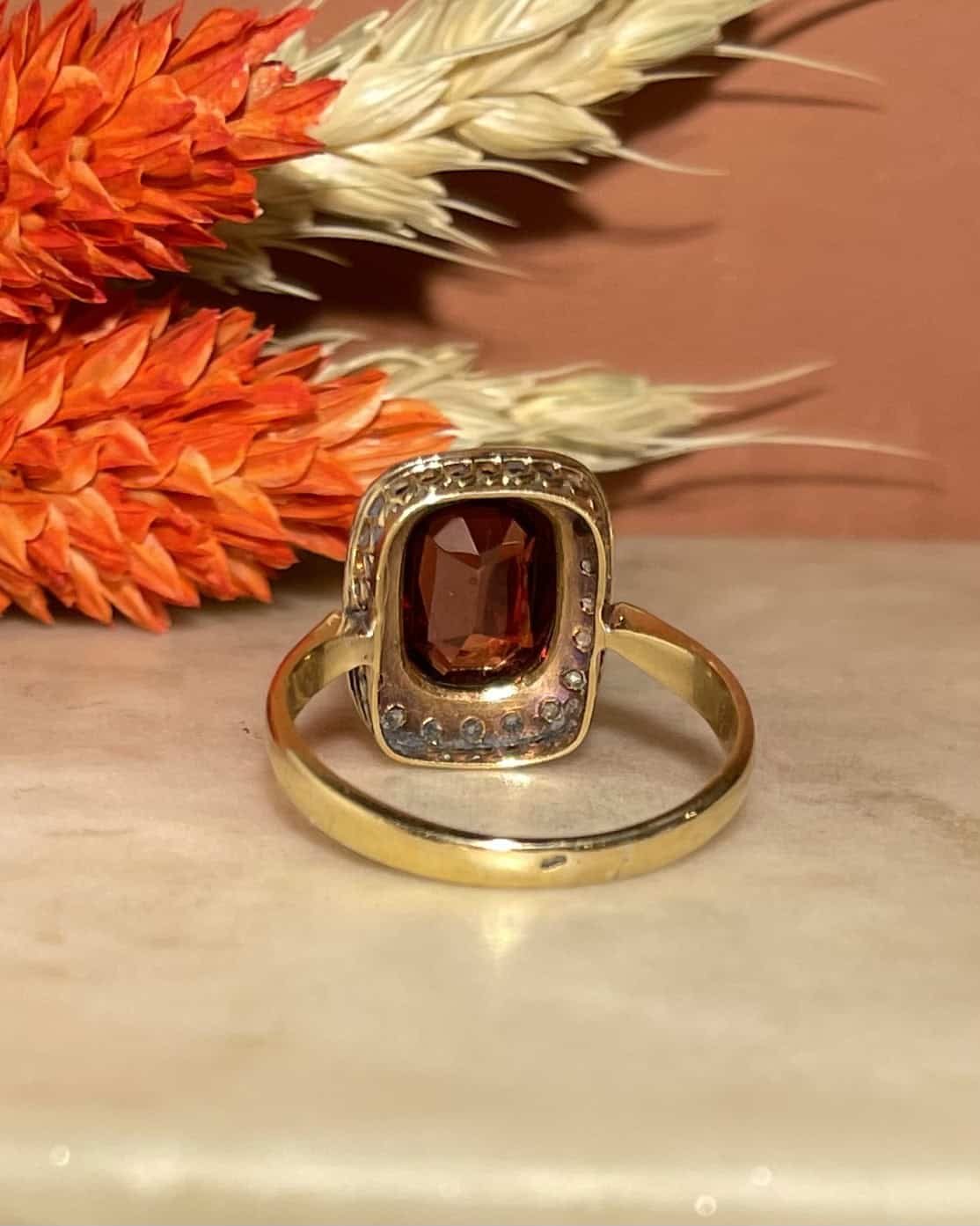 Bague Art - Déco Grenat 2.15 carats et 20 Diamants "Kelsey" - Elliade Paris
