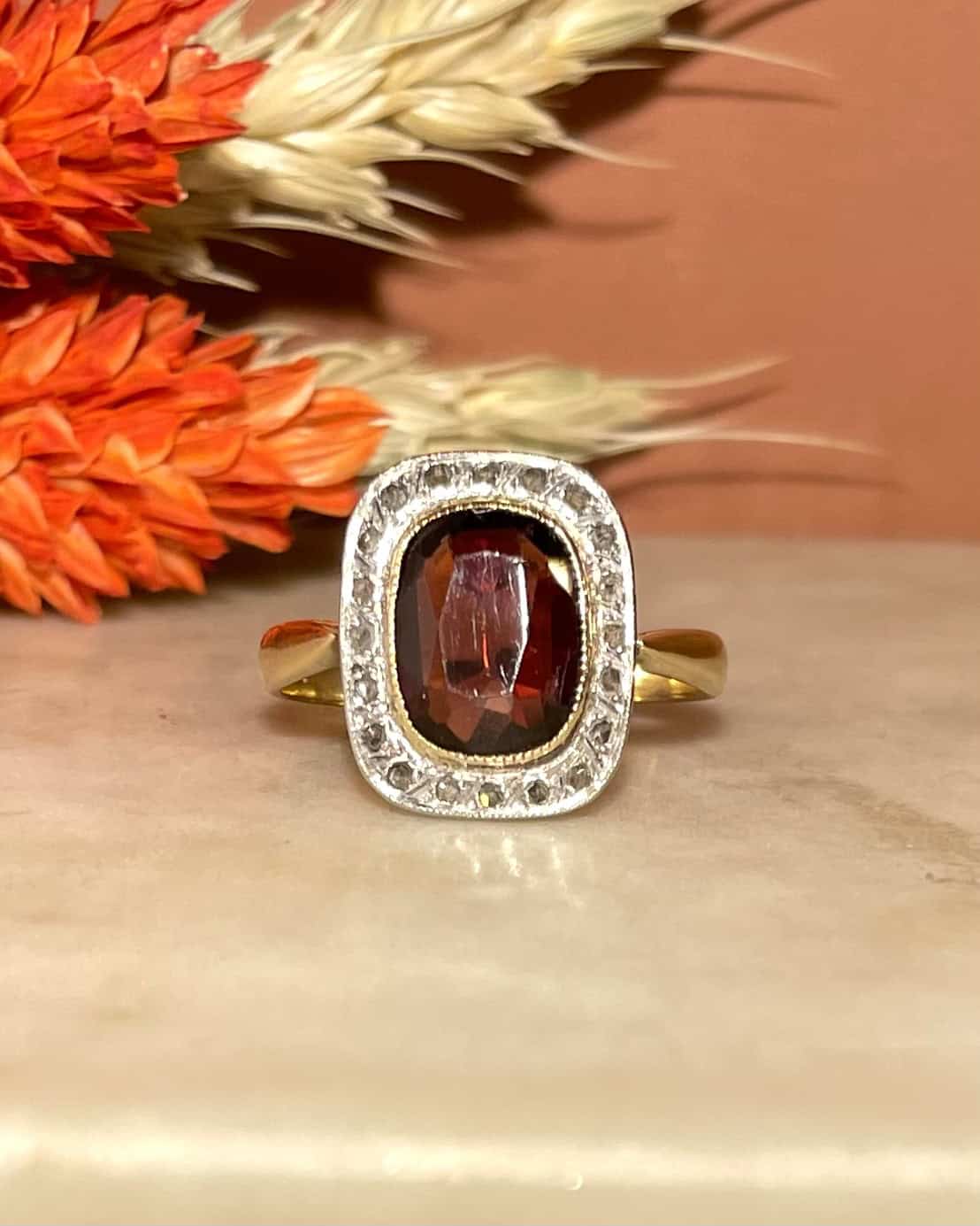 Bague Art - Déco Grenat 2.15 carats et 20 Diamants "Kelsey" - Elliade Paris