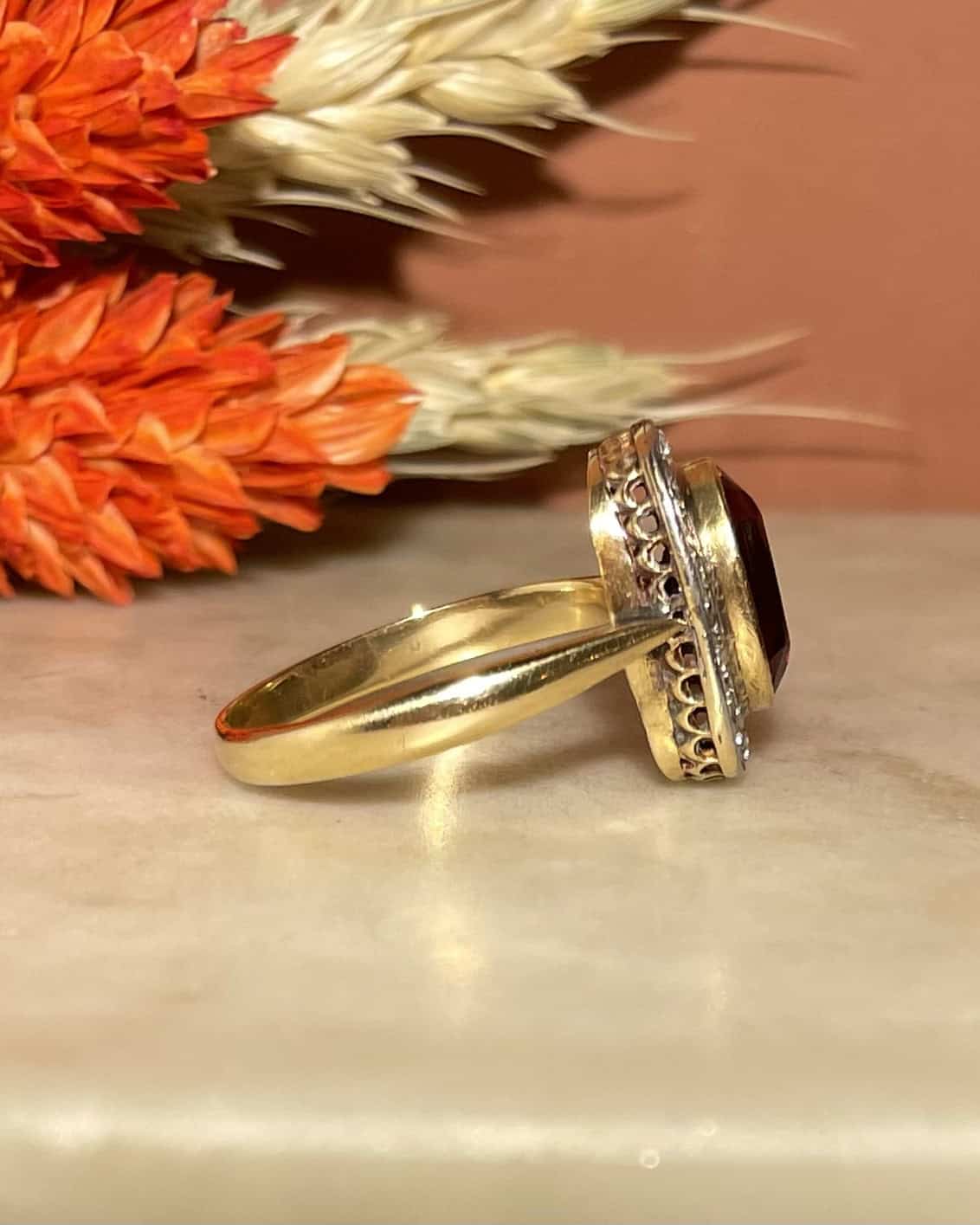 Bague Art - Déco Grenat 2.15 carats et 20 Diamants "Kelsey" - Elliade Paris