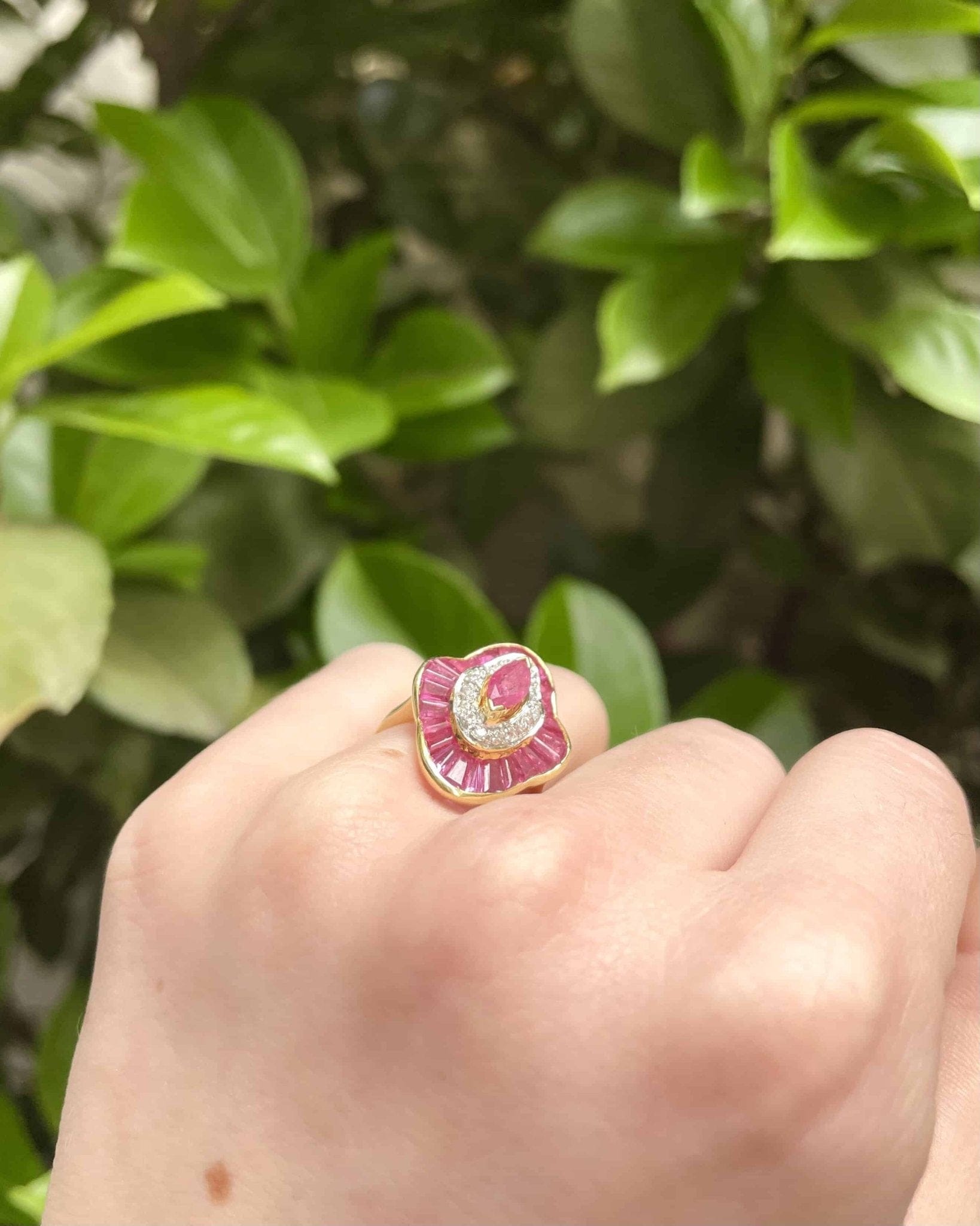 Bague Art - Déco Jupon 25 Rubis 1.32 carat & 16 diamants "Rosalie" - Elliade Paris