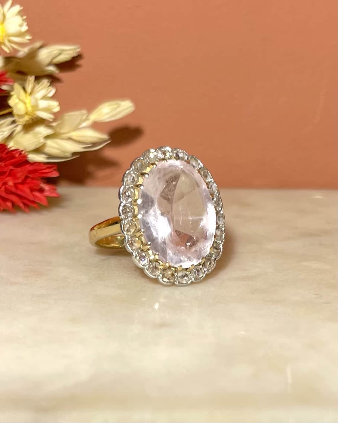 Bague Art - Déco Marguerite Quartz Rose 9 Carats & 22 Diamants "Rowane" - Elliade Paris