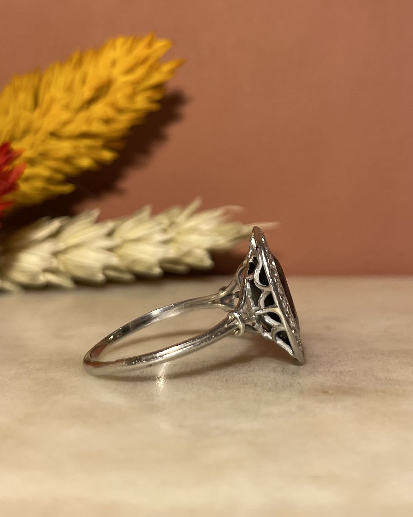 Bague Art - déco Marguerite Saphir 3 carats & Diamants "Hava" - Elliade Paris