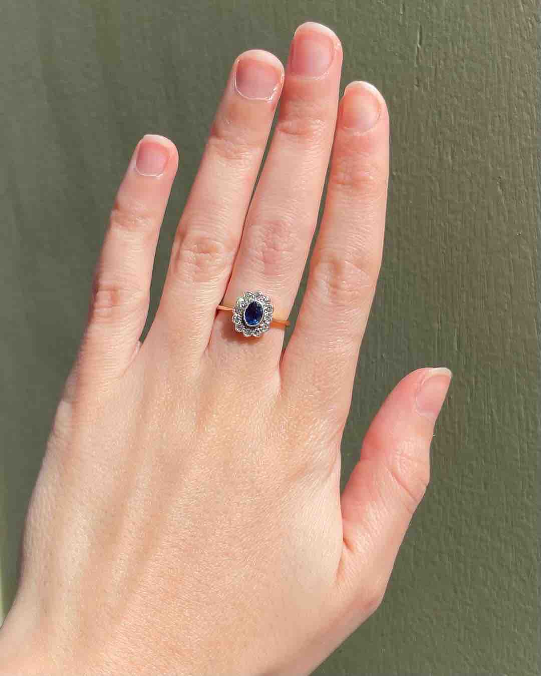 Bague Art Déco Marguerite Saphir & Diamants "Zoeva" - Elliade Paris