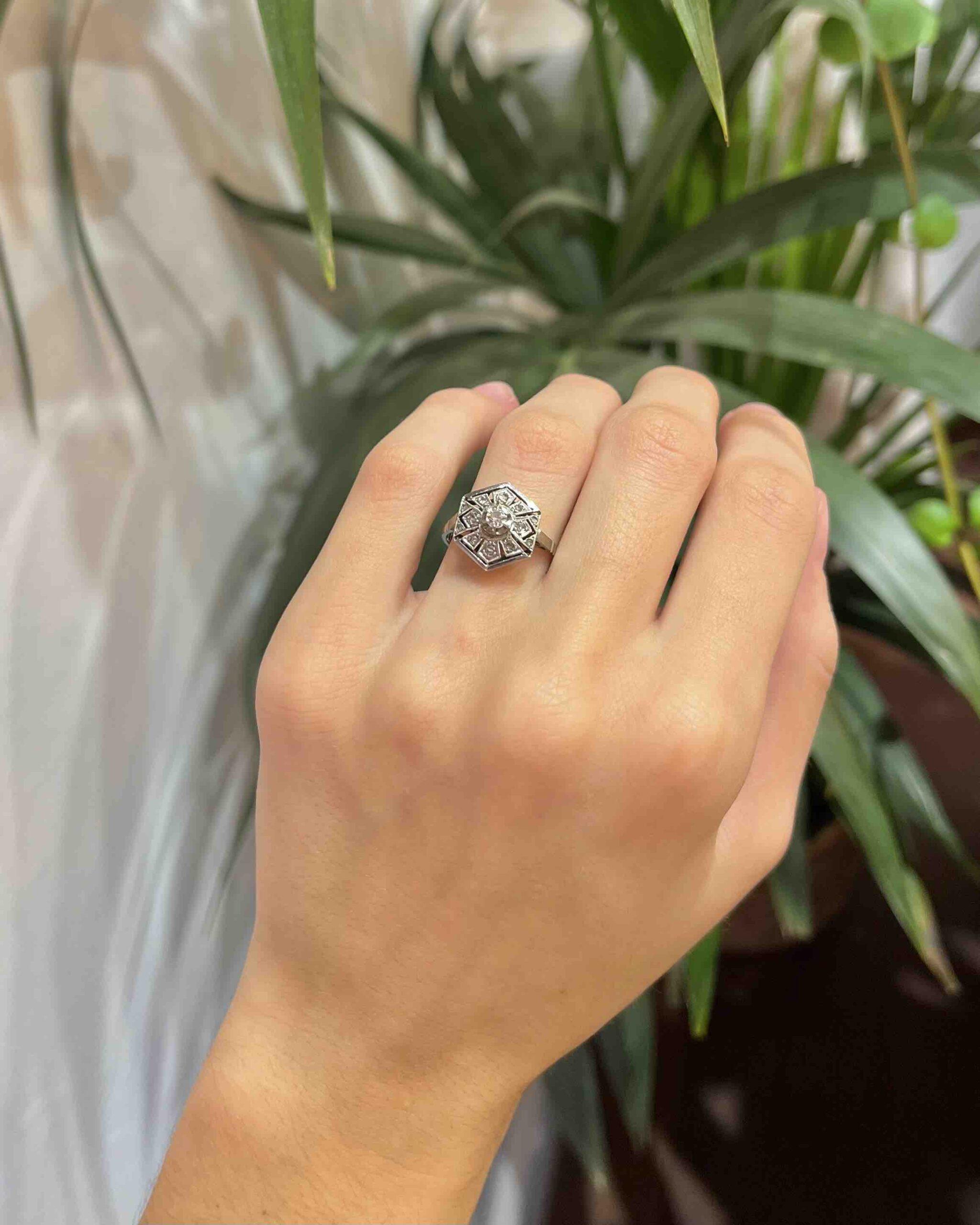 Anillo Art Déco de 9 diamantes "Lauriana"