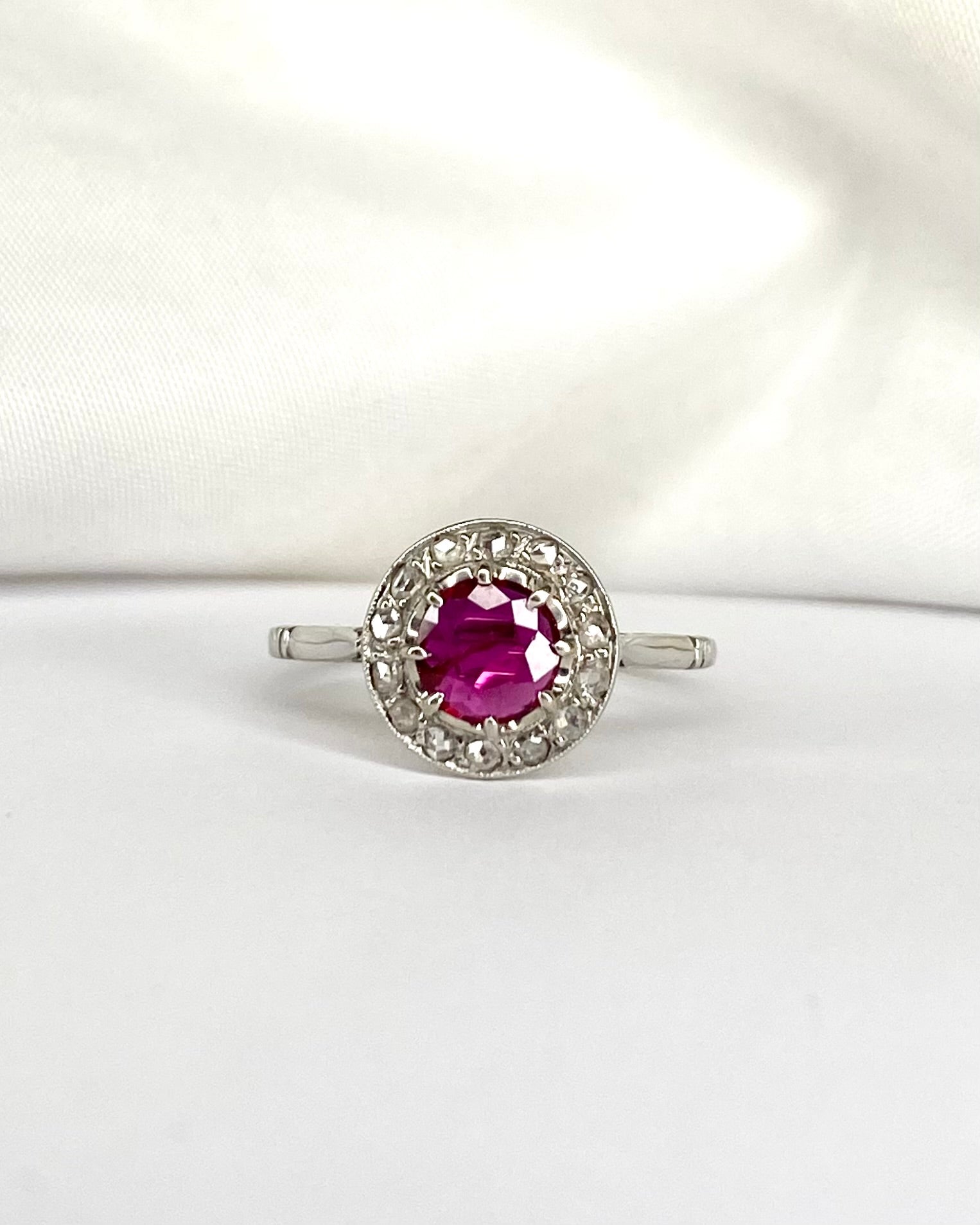 Bague Art Déco Rubis 0.70 carat & 14 Diamants "Romane" - Elliade Paris