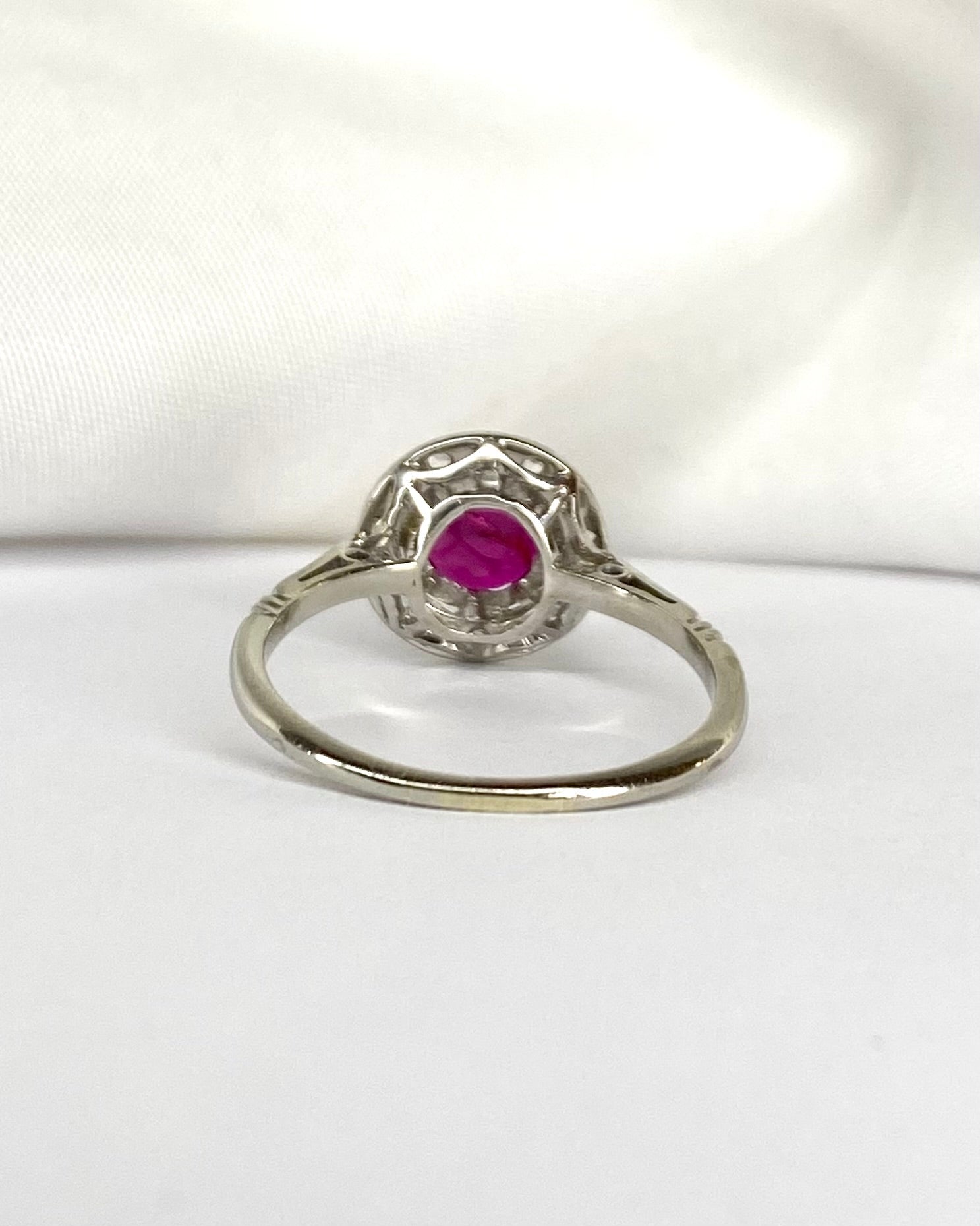 Bague Art Déco Rubis 0.70 carat & 14 Diamants "Romane" - Elliade Paris