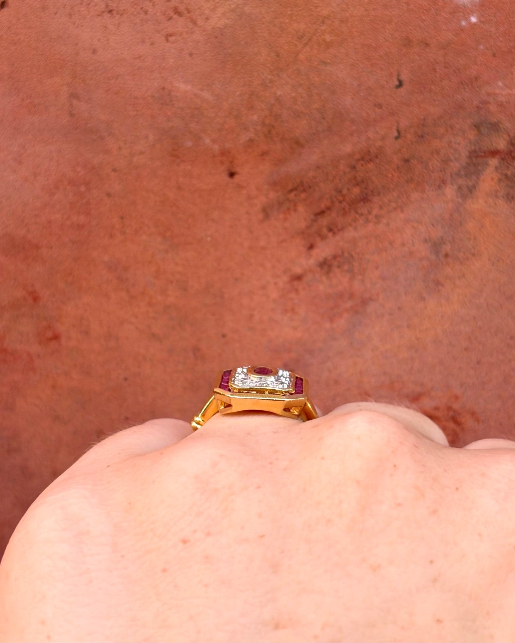 Bague Art-Déco Rubis 0.70 carat & 8 Diamants "Céleste" - Elliade Paris