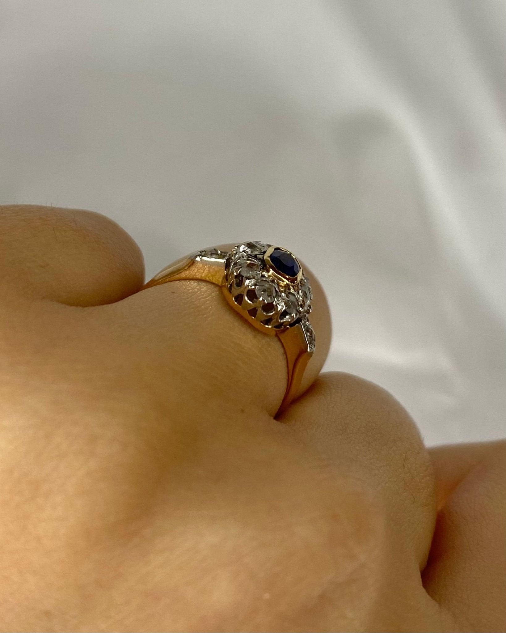 Bague Art Déco Saphir 0.32 carat & 10 Diamants "Elif" - Elliade Paris