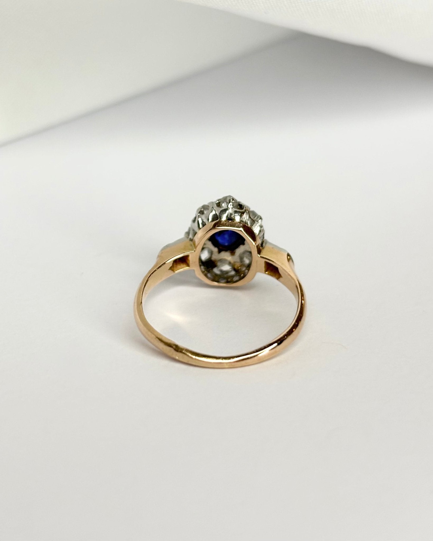 Bague Art Déco Saphir 0.32 carat & 10 Diamants "Elif" - Elliade Paris