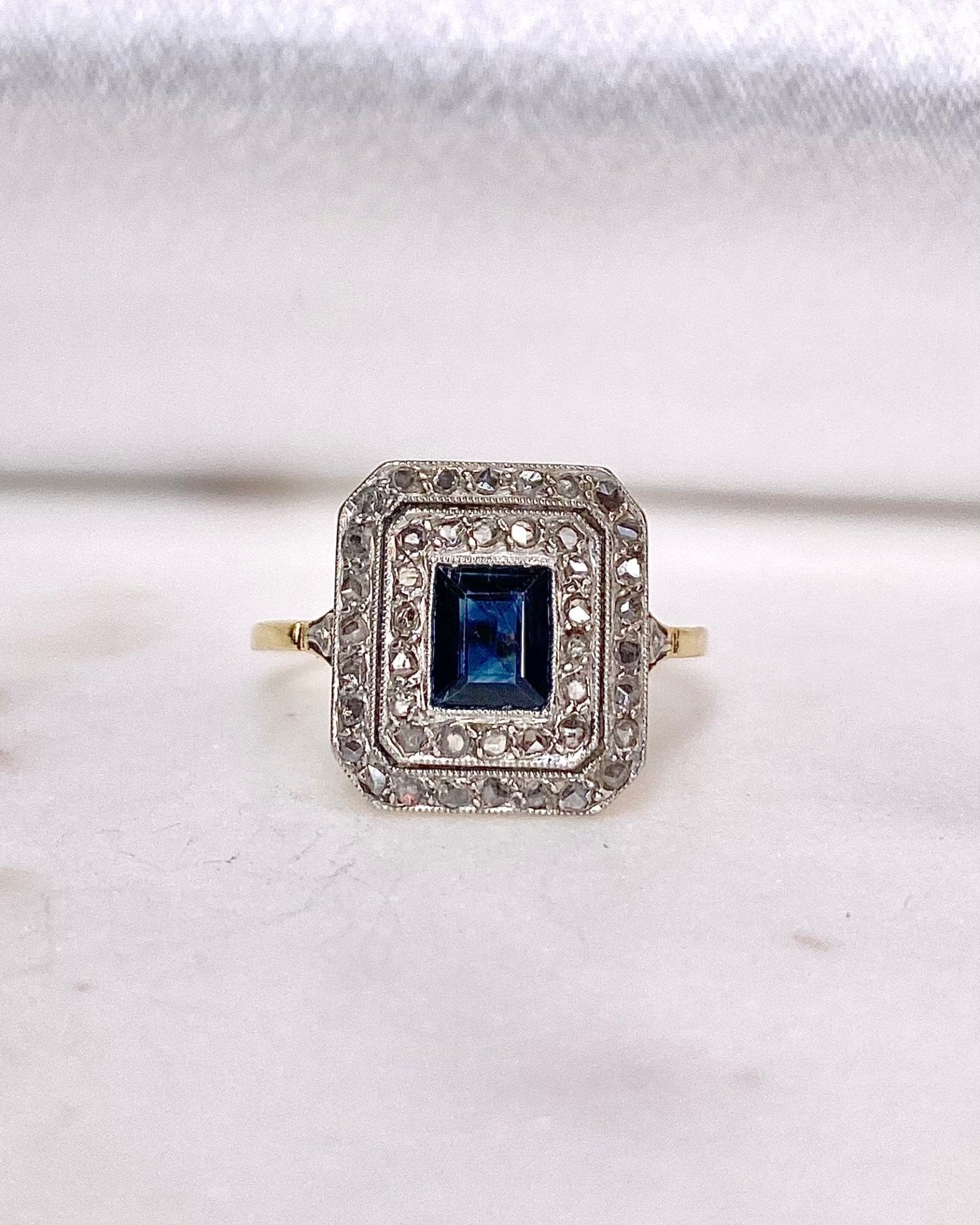 Bague Art - Déco Saphir 0.70 carat & Diamants "Azélaé" - Elliade Paris