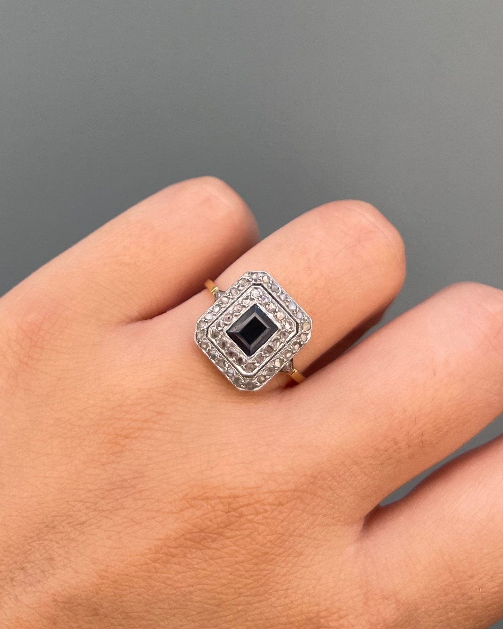 Bague Art - Déco Saphir 0.70 carat & Diamants "Azélaé" - Elliade Paris