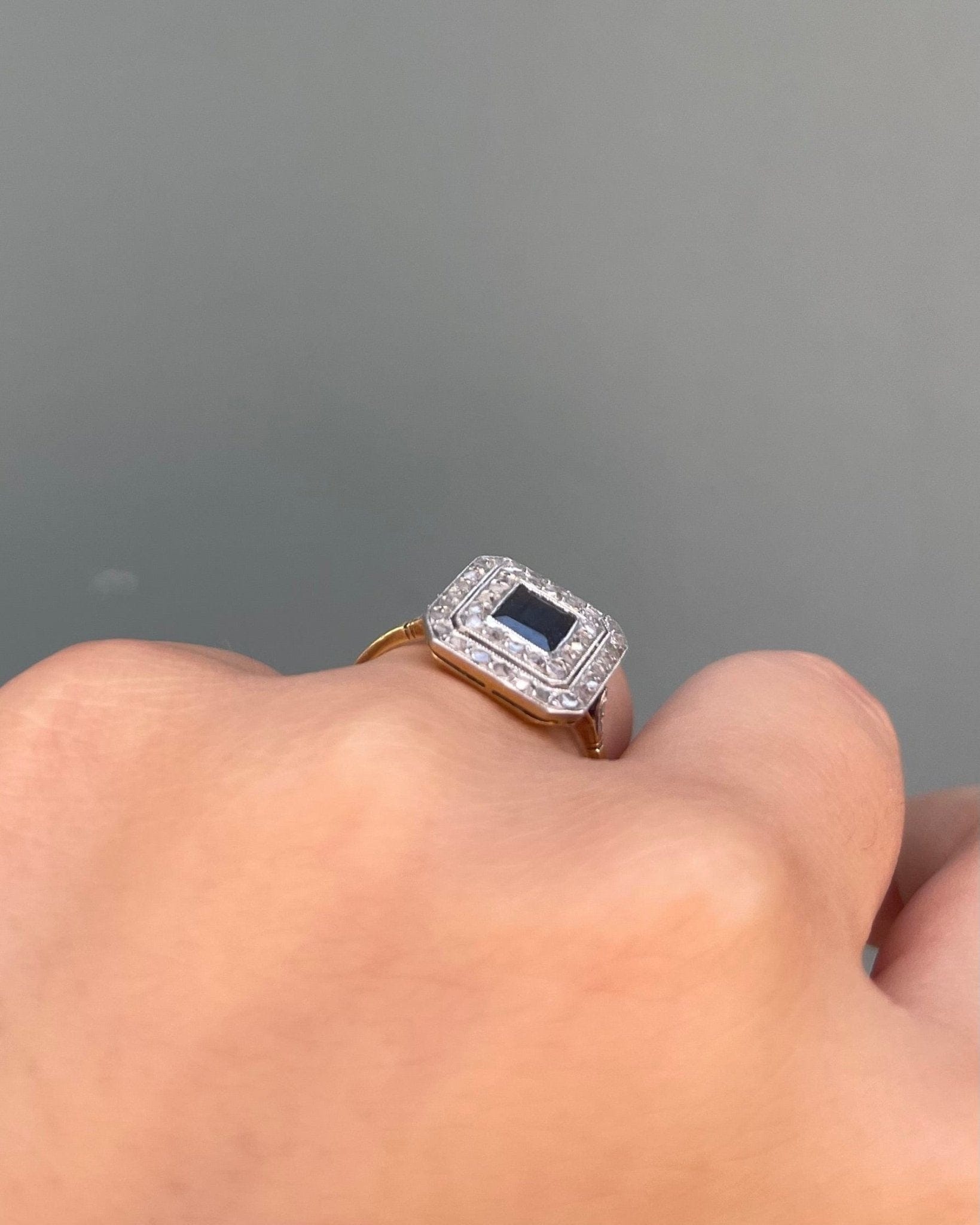 Bague Art - Déco Saphir 0.70 carat & Diamants "Azélaé" - Elliade Paris