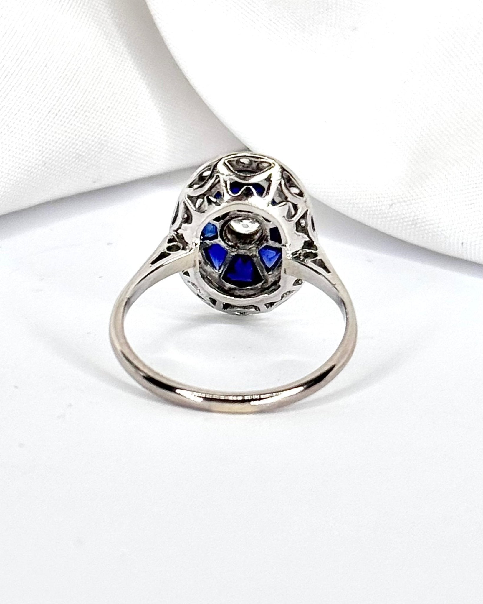 Bague Art-Déco Saphir 0.80 carat & Diamants 0.27 carat "Clarance" - Elliade Paris