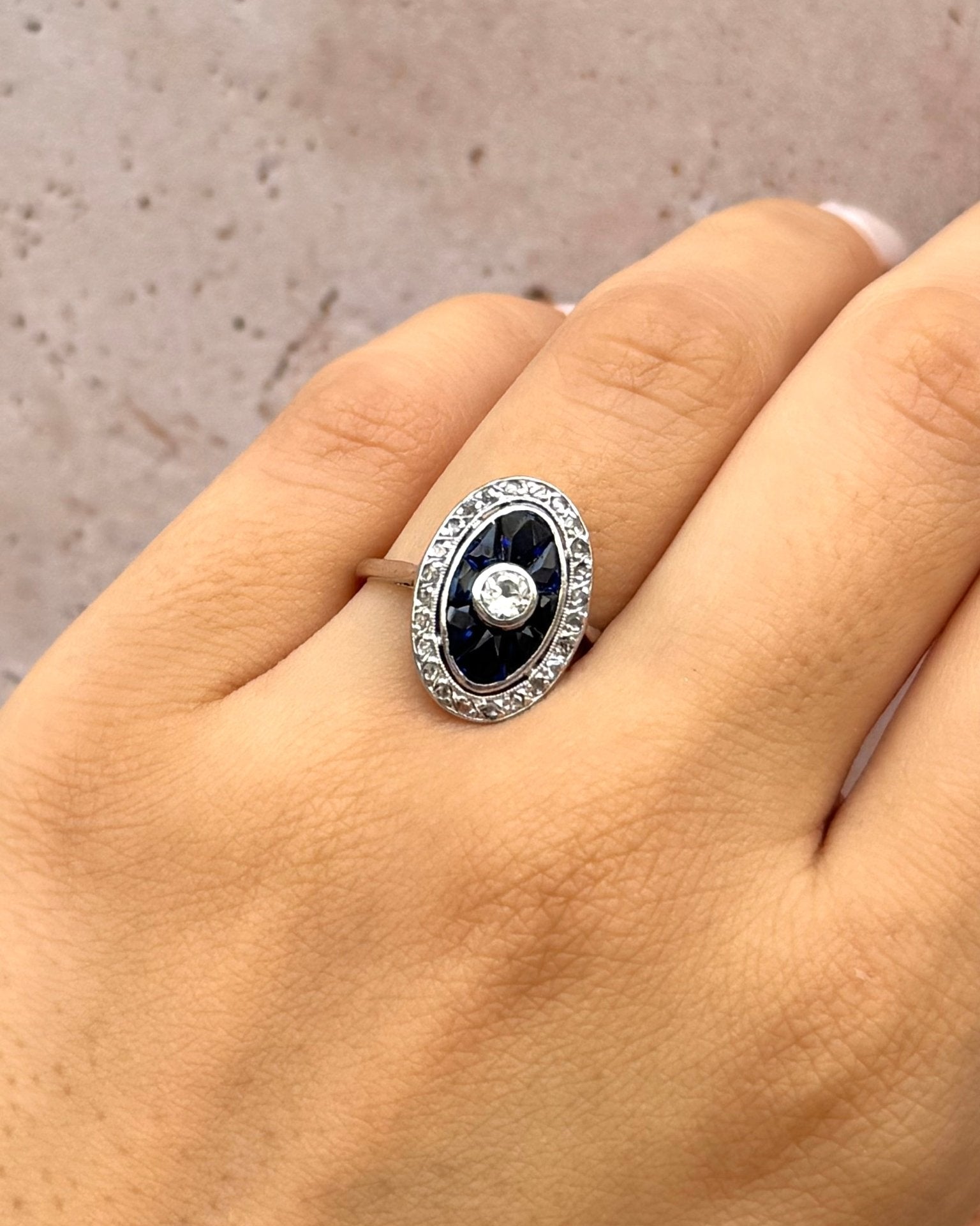 Bague Art-Déco Saphir 0.80 carat & Diamants 0.27 carat "Clarance" - Elliade Paris