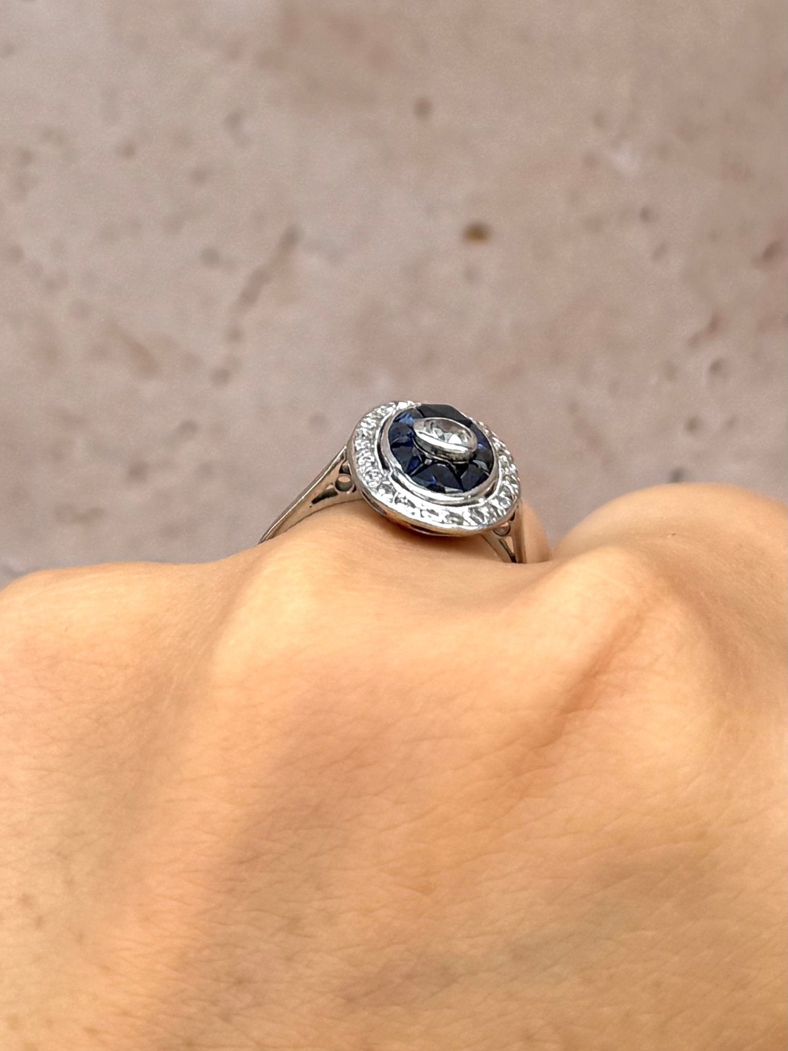 Bague Art-Déco Saphir 0.80 carat & Diamants 0.27 carat "Clarance" - Elliade Paris