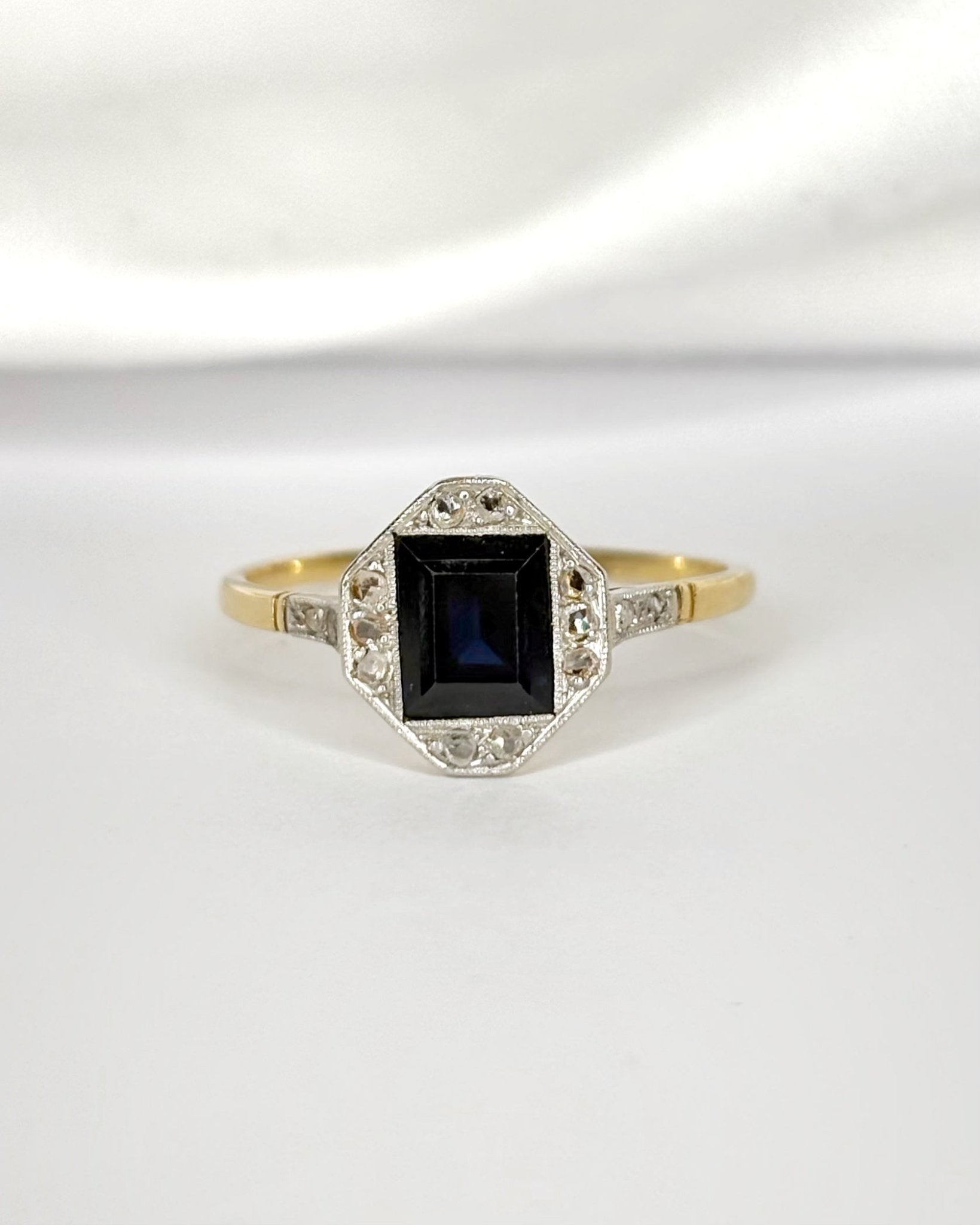Bague Art Déco Saphir 1.45 carat & Diamants "Vincianne" - Elliade Paris