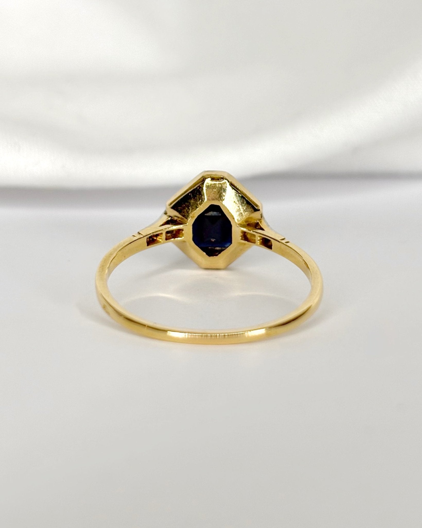 Bague Art Déco Saphir 1.45 carat & Diamants "Vincianne" - Elliade Paris