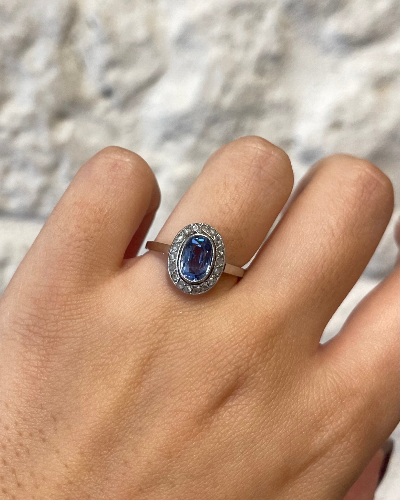 Bague Art Déco Saphir 1.6 carat & 18 Diamants "Nathalia" - Elliade Paris