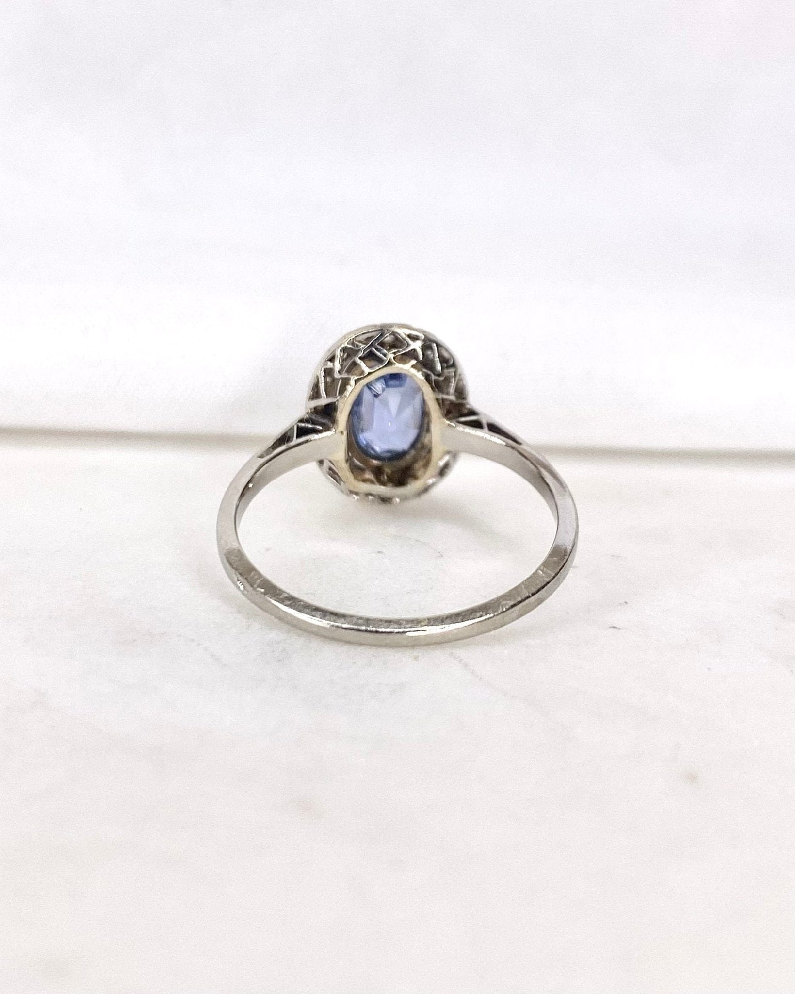 Bague Art Déco Saphir 1.6 carat & 18 Diamants "Nathalia" - Elliade Paris
