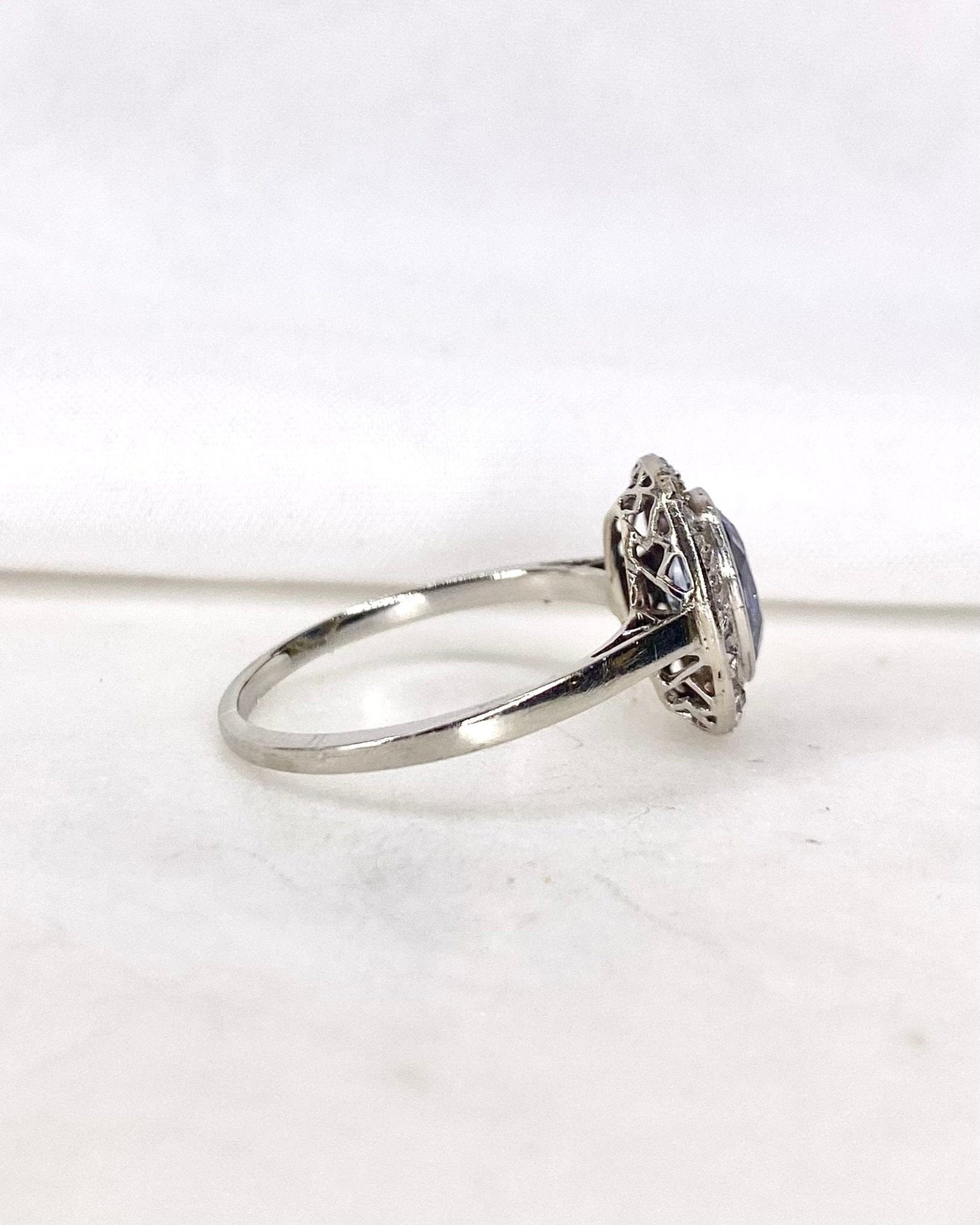 Bague Art Déco Saphir 1.6 carat & 18 Diamants "Nathalia" - Elliade Paris