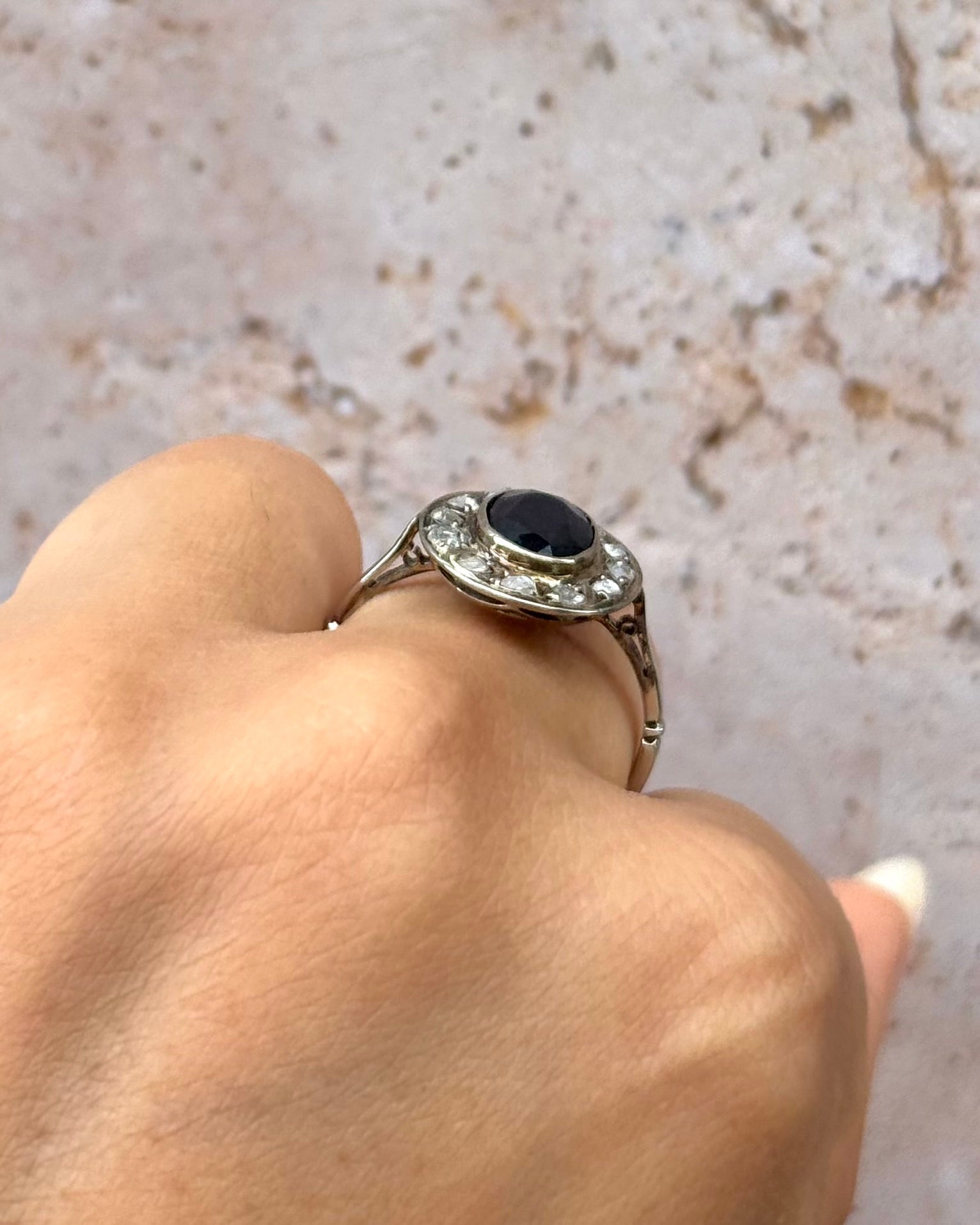 Bague Art-Déco Saphir 1.65 carat & Diamants 0.30 carat "Ophélie" - Elliade Paris