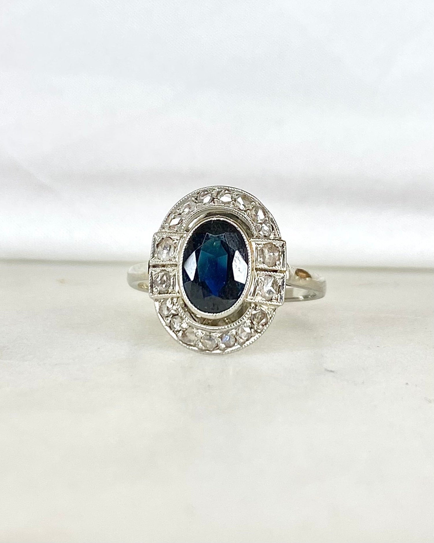 Bague Art Déco Saphir 1.80 carat & Diamants "Amandine" - Elliade Paris