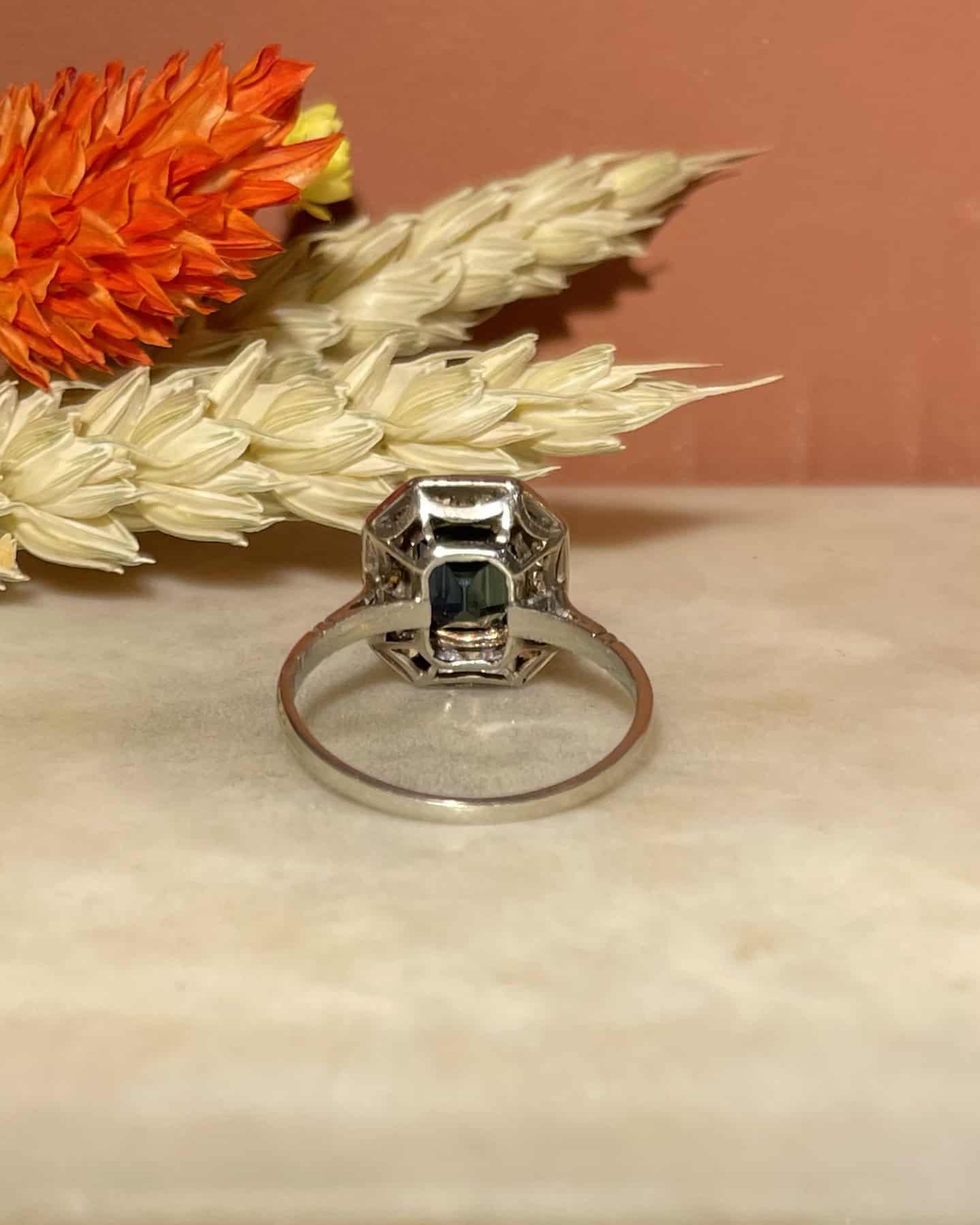 Bague Art - Déco Saphir 1.90 carat & 14 Diamants "Sylvia" - Elliade Paris