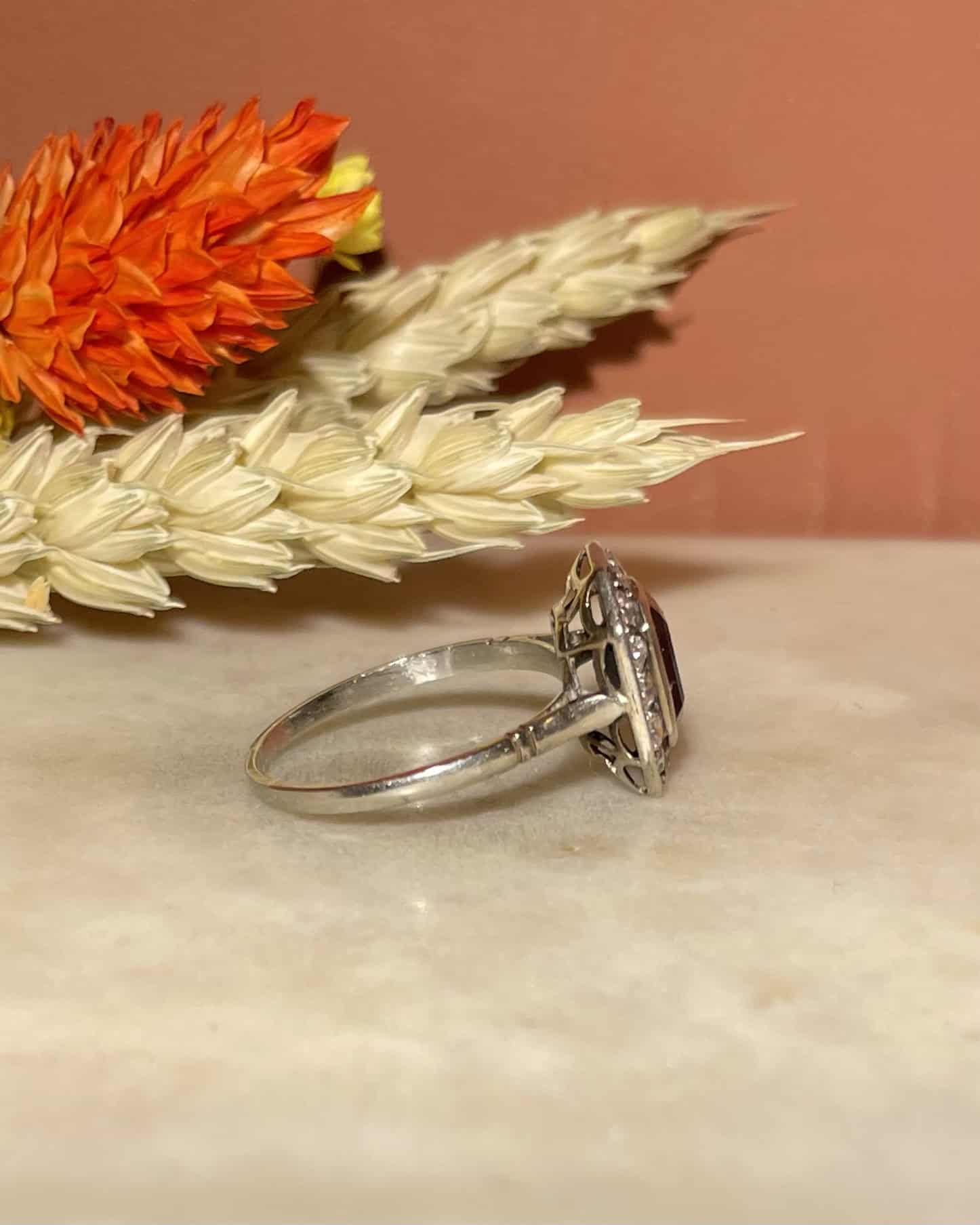 Bague Art - Déco Saphir 1.90 carat & 14 Diamants "Sylvia" - Elliade Paris