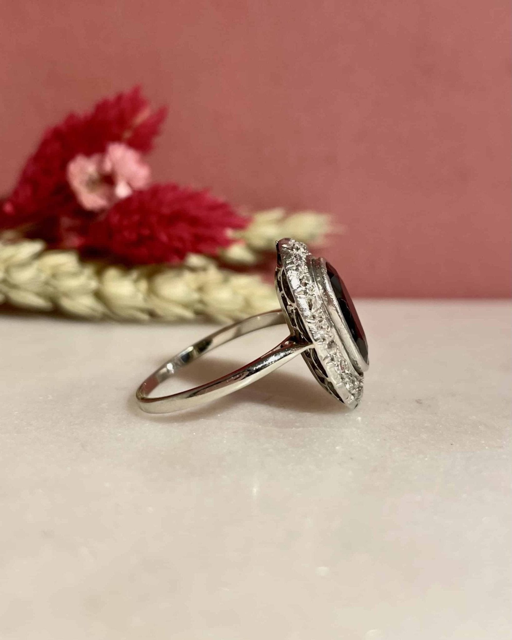 Bague Art - Déco Saphir 2 carats & 18 Diamants "Phoebe" - Elliade Paris