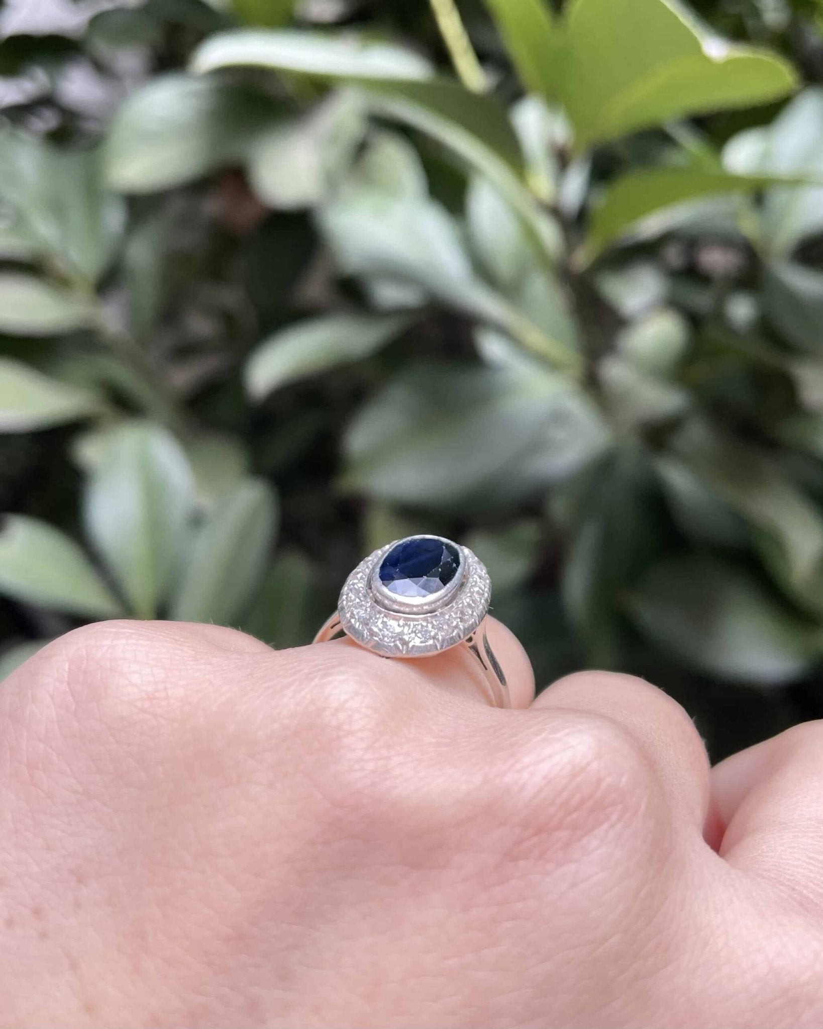 Bague Art - Déco Saphir 2 carats & 18 Diamants "Phoebe" - Elliade Paris