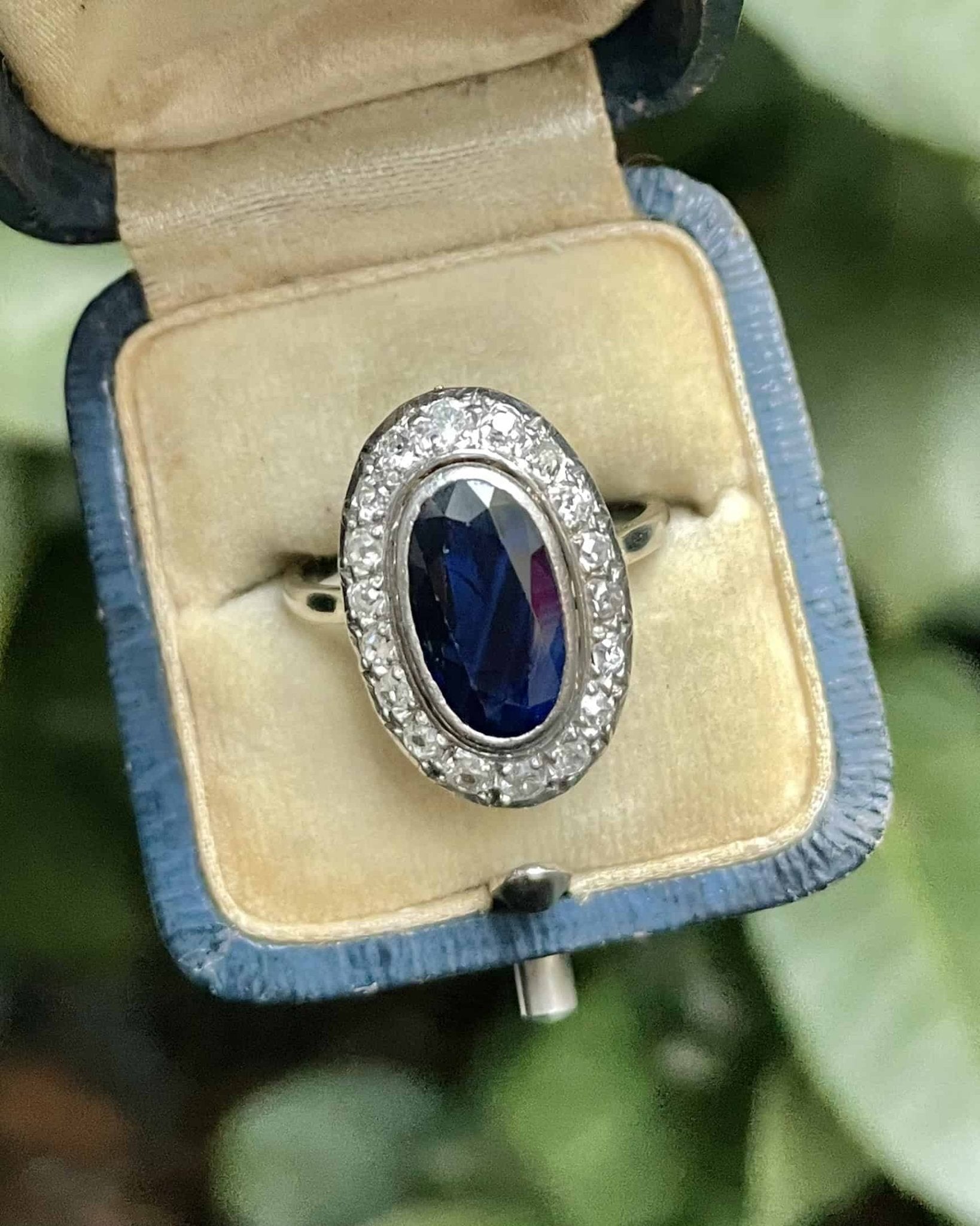 Bague Art - Déco Saphir 2 carats & 18 Diamants "Phoebe" - Elliade Paris