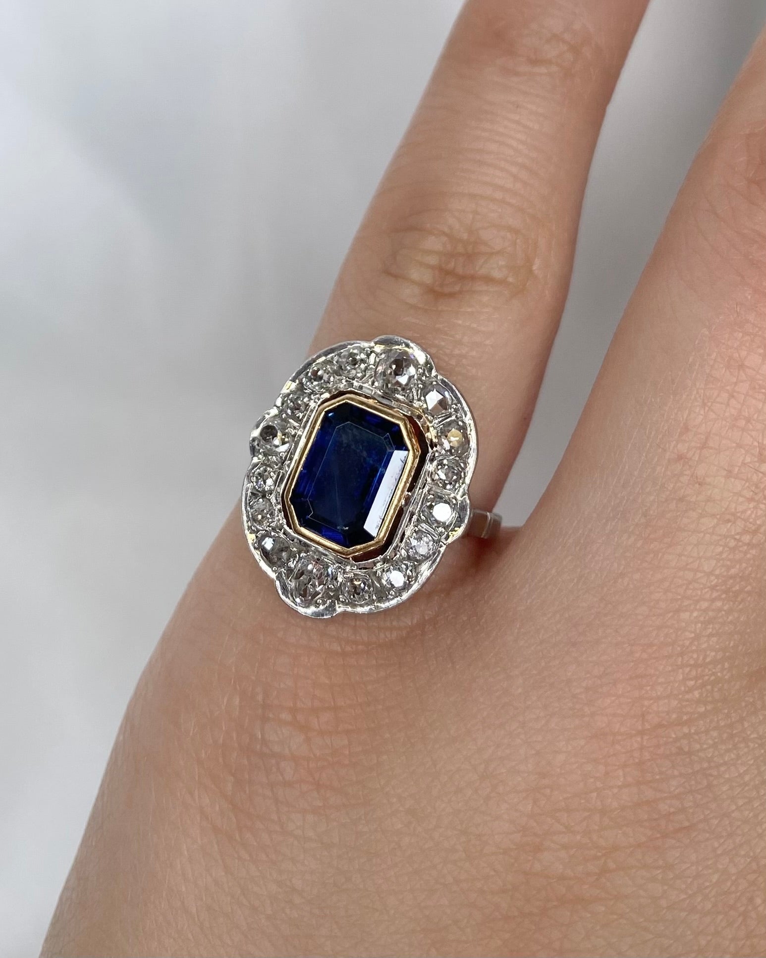Bague Art - Déco Saphir 2.30 carats & Diamants 0.70 carat "Flore" - Elliade Paris