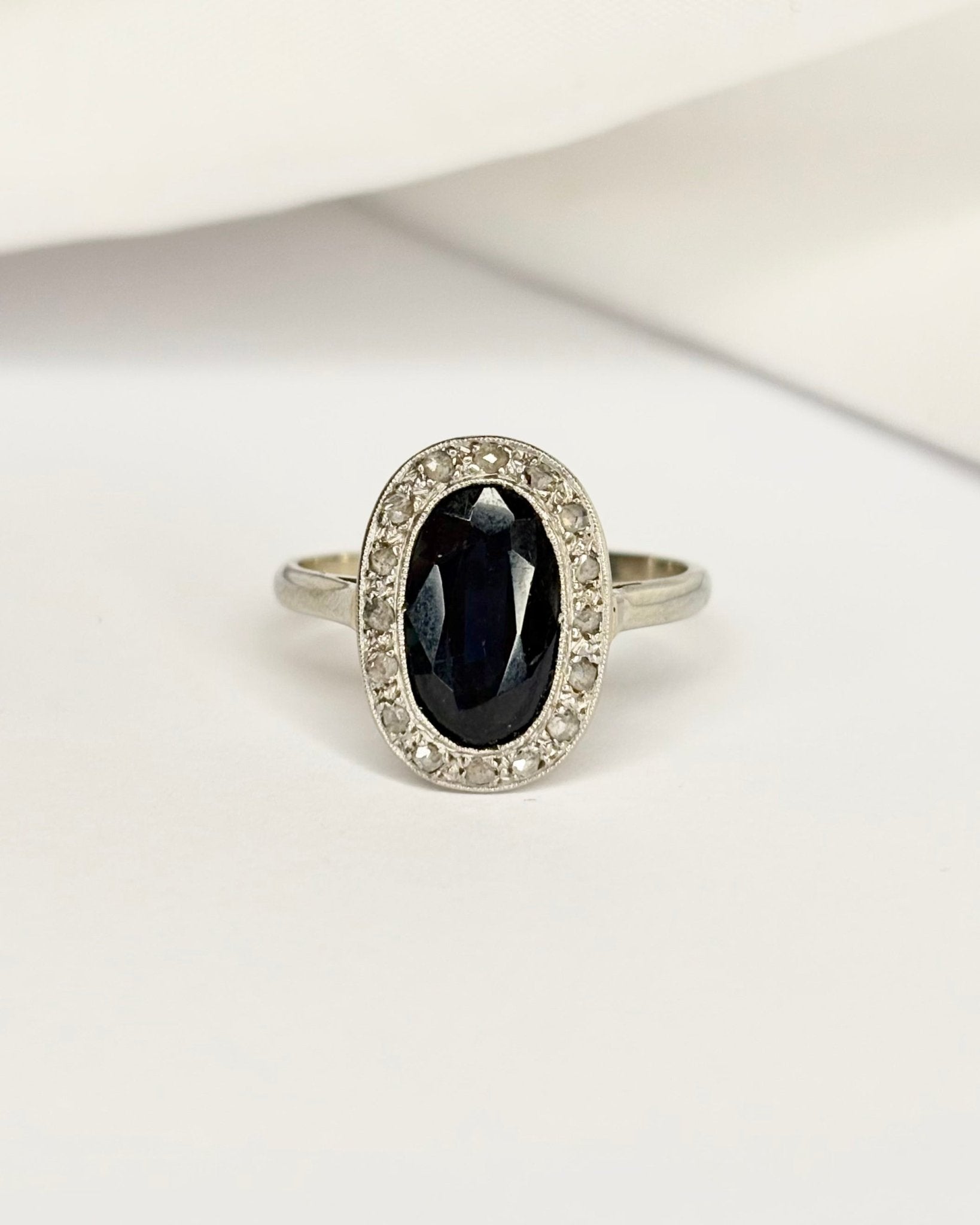 Bague Art Déco Saphir 2.42 carats & 16 Diamants "Ymir" - Elliade Paris