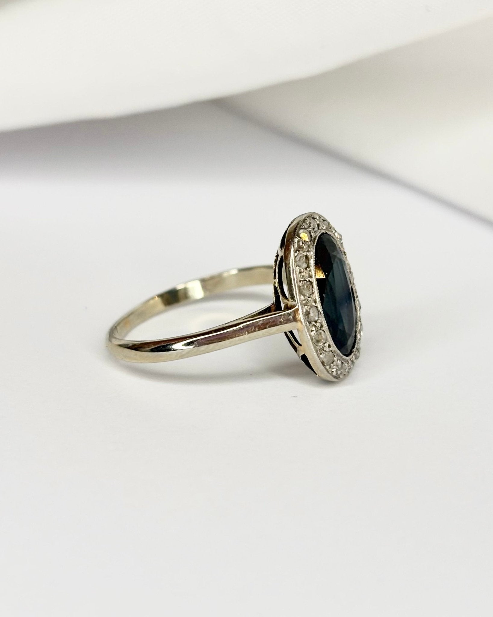Bague Art Déco Saphir 2.42 carats & 16 Diamants "Ymir" - Elliade Paris